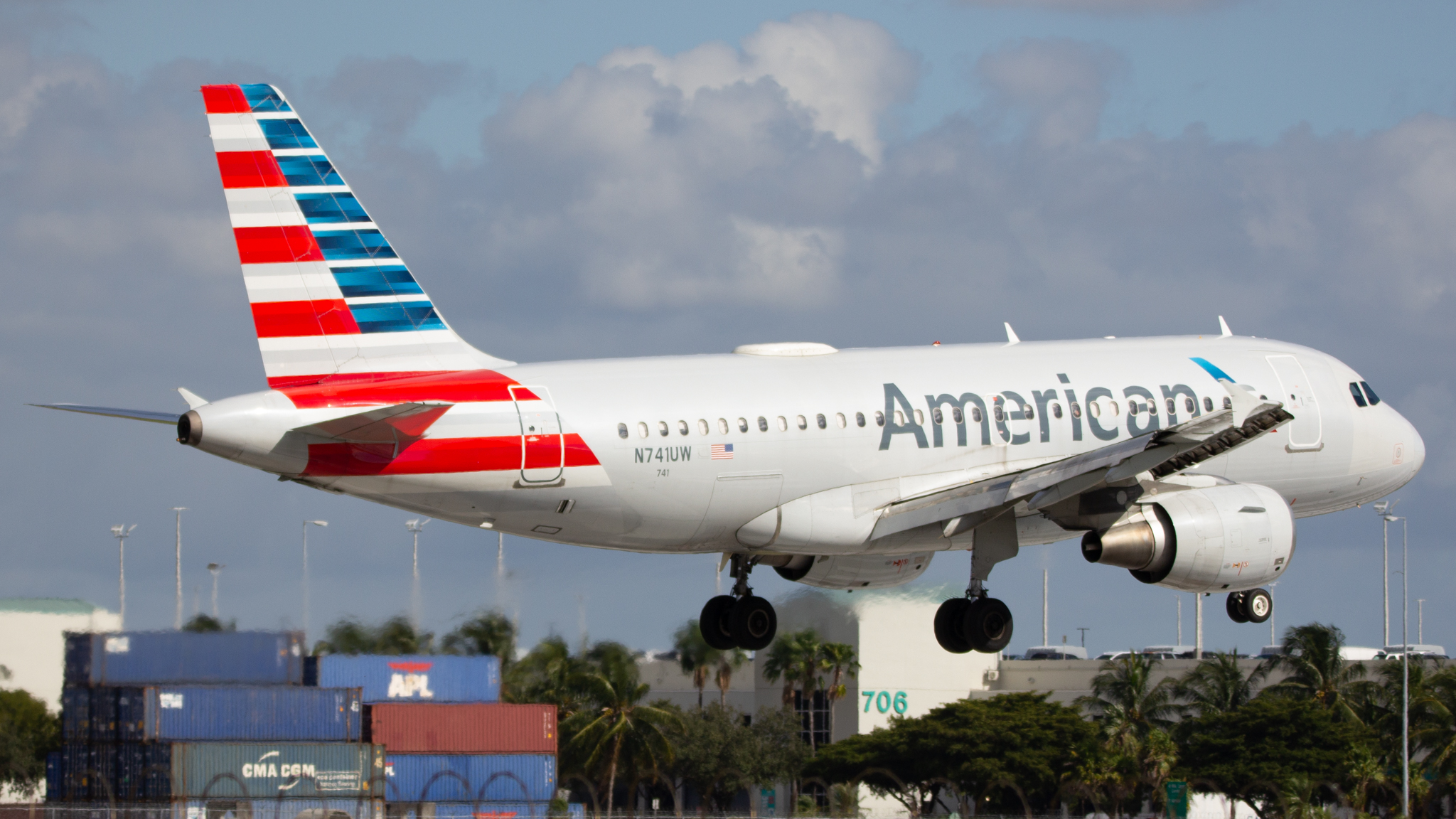 Full size: American Airlines Airbus A319 N741UW at Miami International Airport