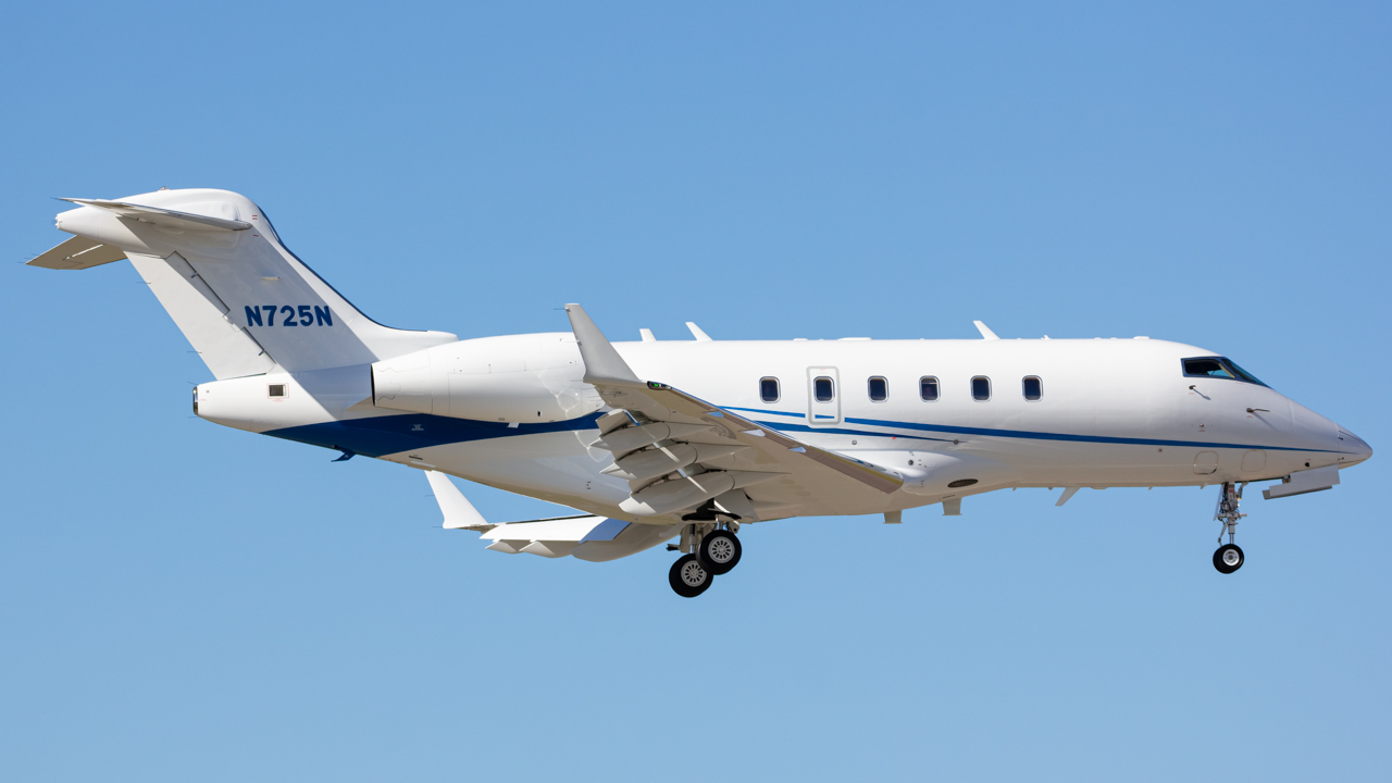 Full size: PRIVATE Bombardier Challenger 350  N725N at 
