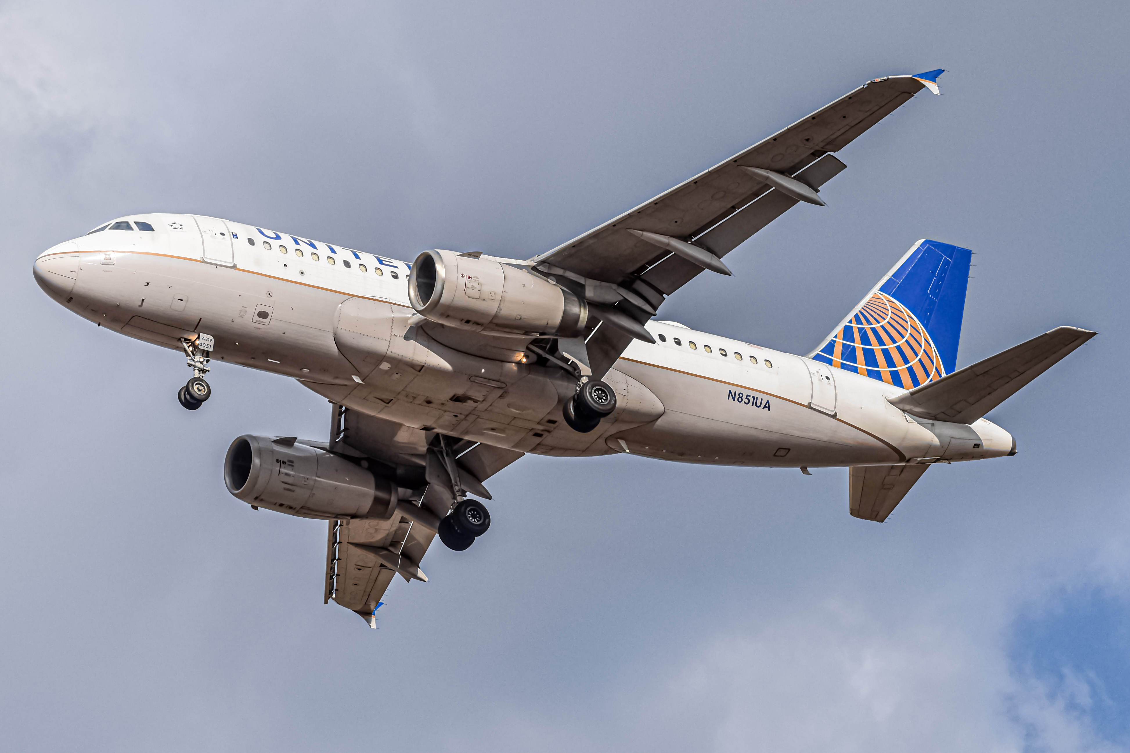 Full size: United Airlines Airbus A319 N851UA at Denver International Airport