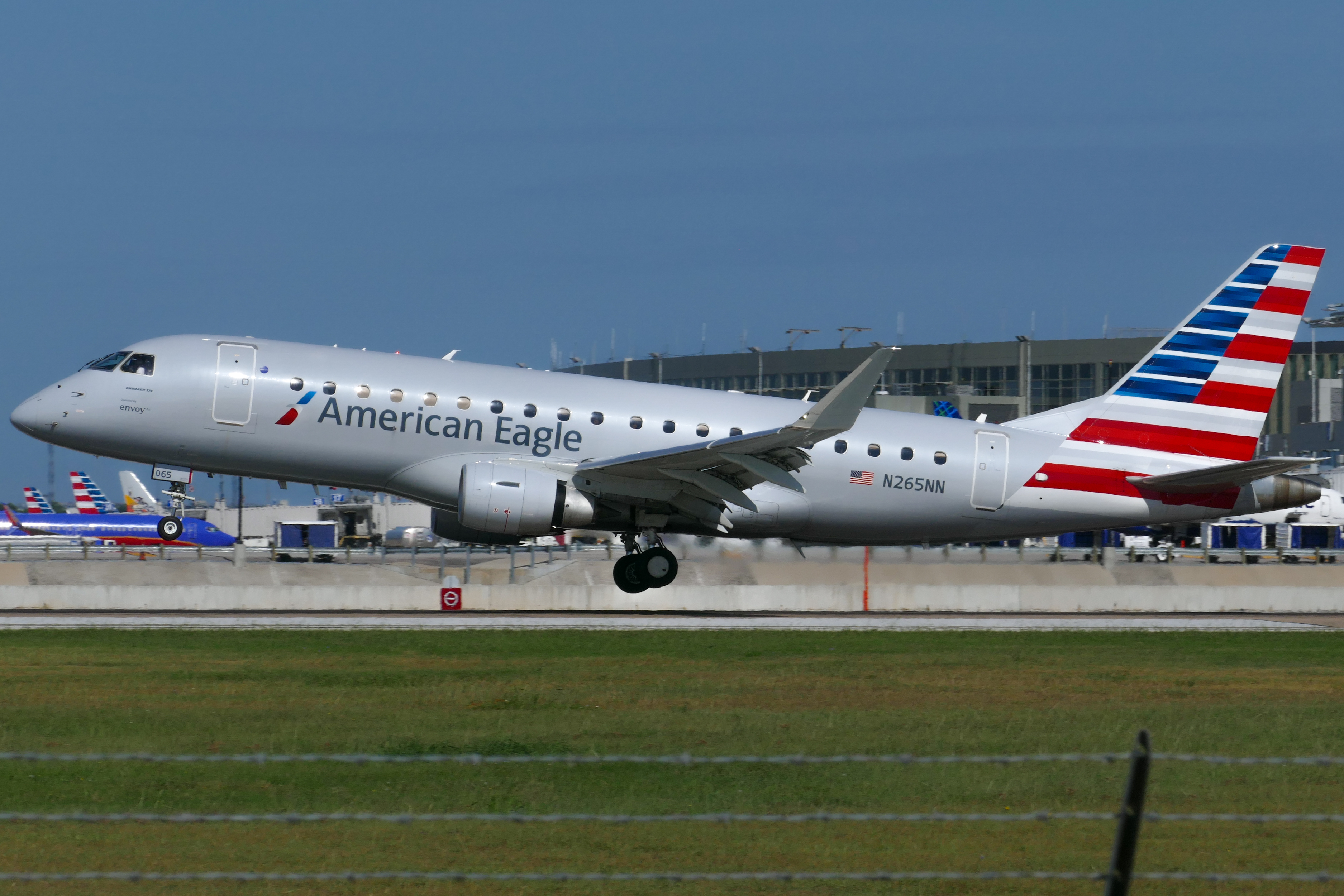 Full size: American Eagle Embraer E175 N265NN at Austin-Bergstrom International Airport