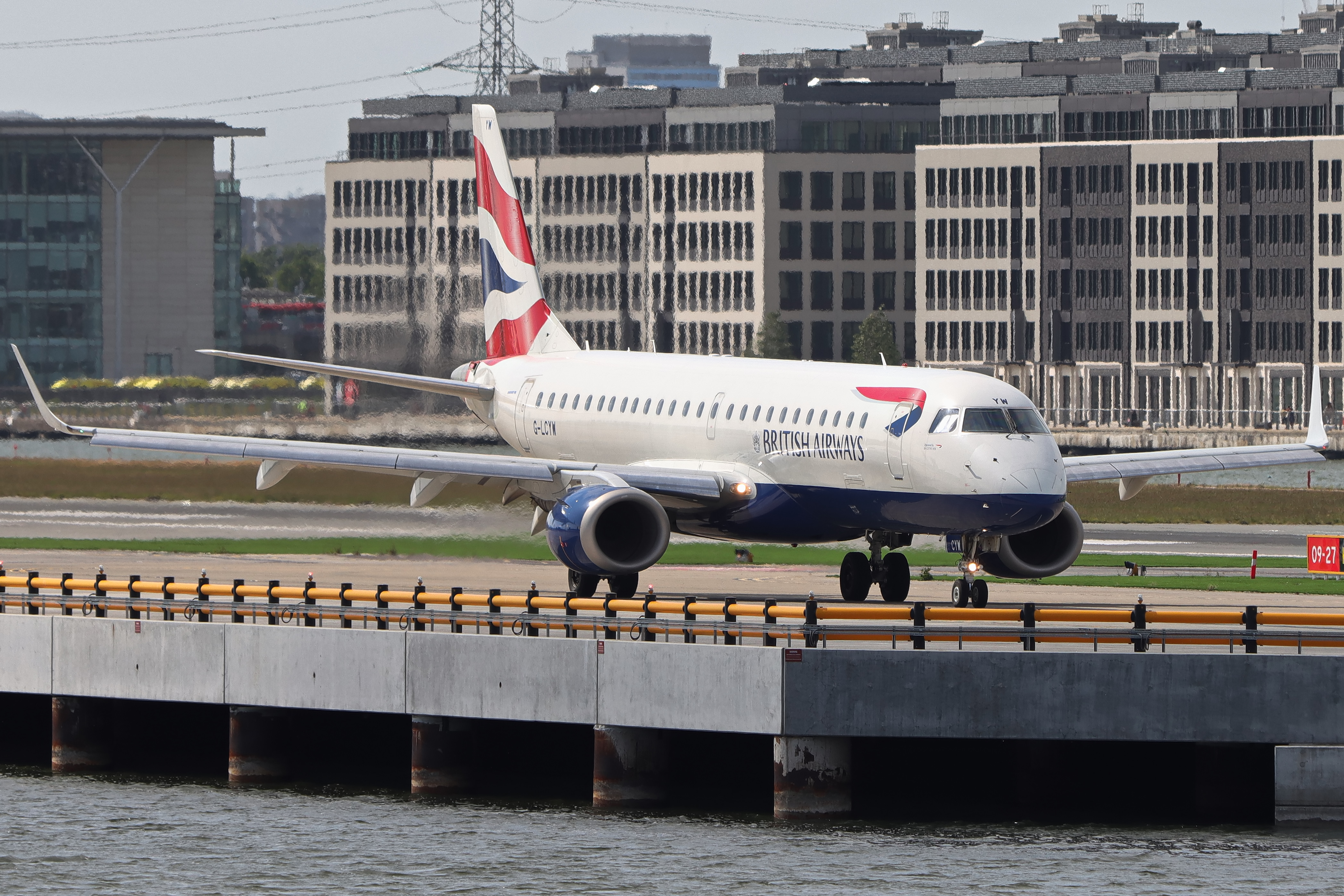 Full size: BA CityFlyer Embraer E190 G-LCYW at London City Airport
