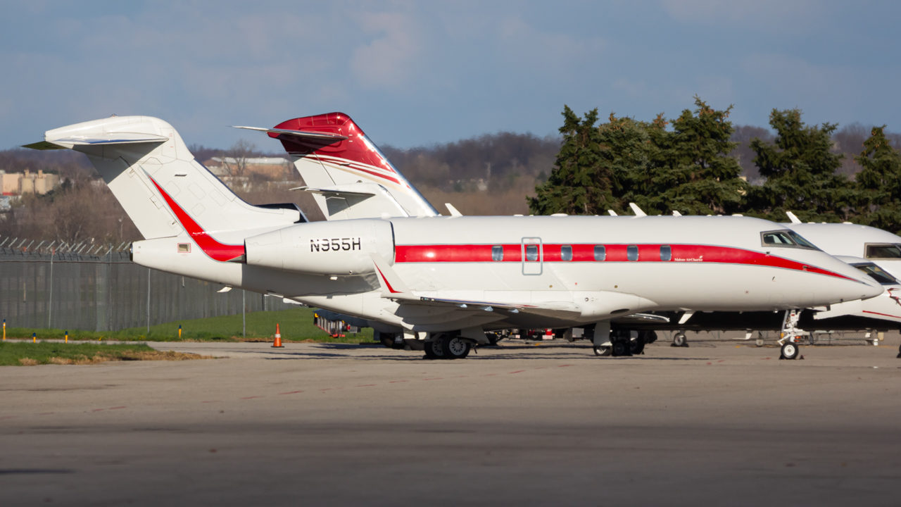Full size: PRIVATE Bombardier Challenger 350  N955H at John Glenn Columbus International Airport