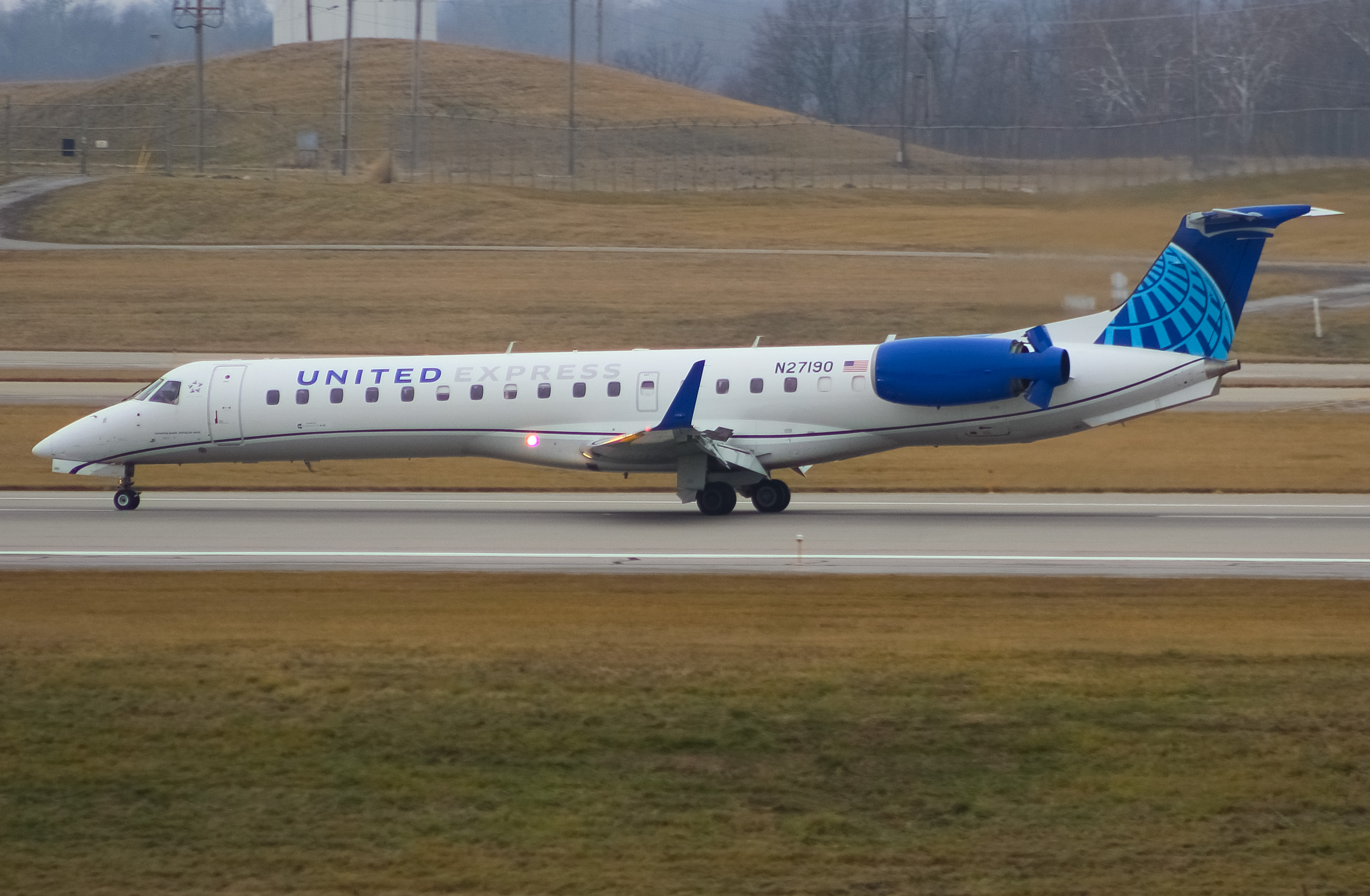 Full size: United Express Embraer ERJ145 N27190 at Cincinnati/Northern Kentucky International Airport