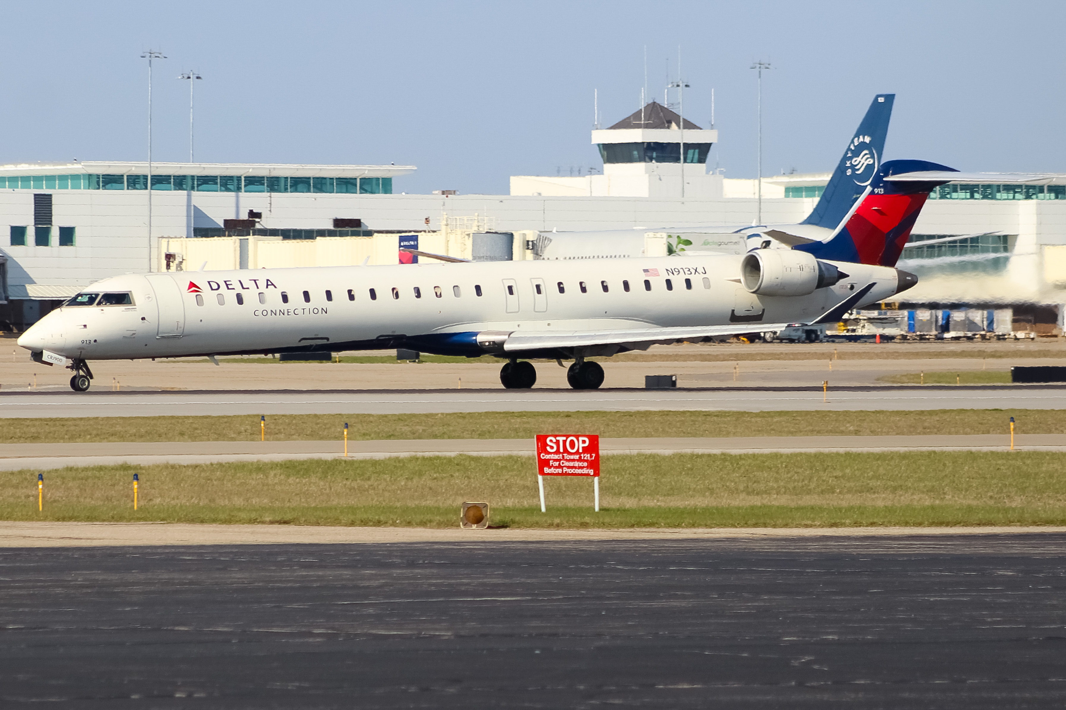 Full size: Delta Connection Mitsubishi CRJ-900 N913XJ at Cincinnati/Northern Kentucky International Airport