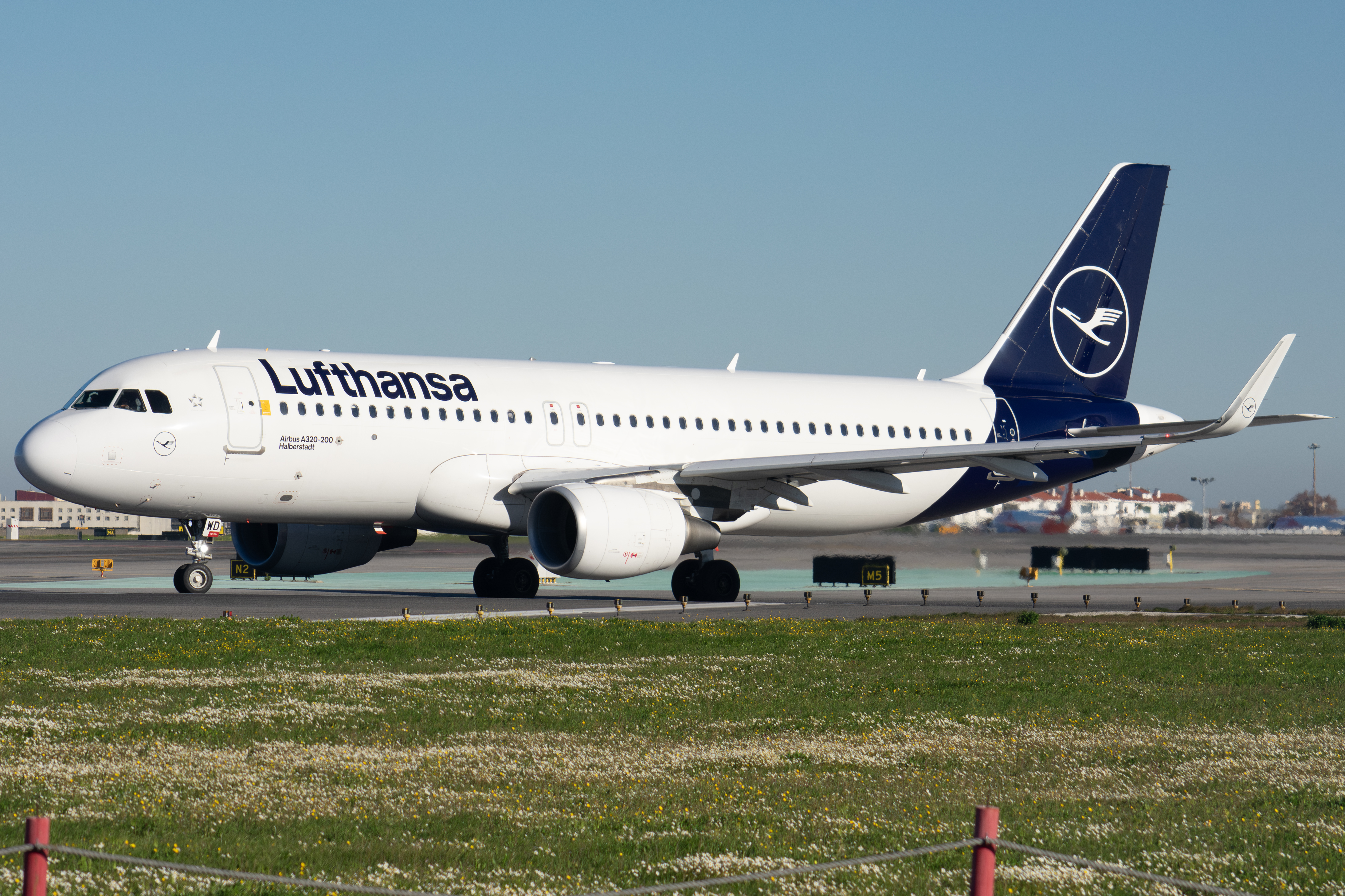 Full size: Lufthansa Airbus A320 D-AIWD at Lisbon Humberto Delgado Airport