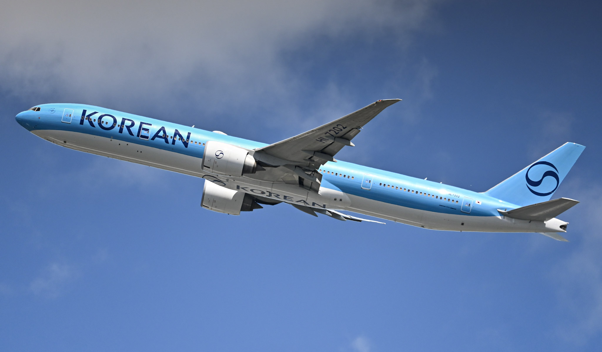 Full size: Korean Air Boeing 777-300ER HL7202 at General Edward Lawrence Logan International Airport