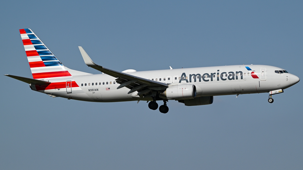 Full size: American Airlines Boeing 737-800 N981AN at Dallas-Fort Worth International Airport