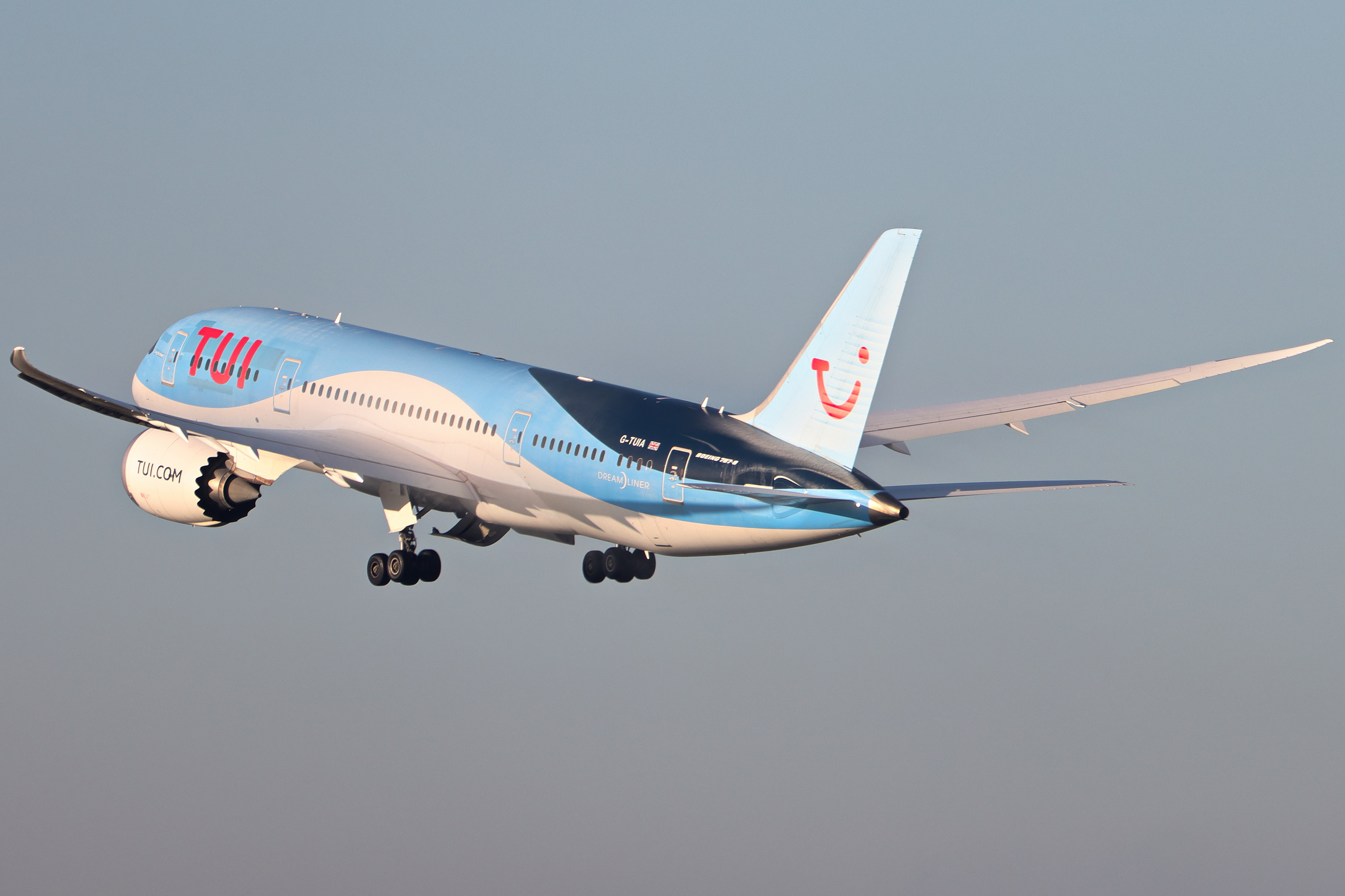 Full size: TUI Fly B787-8 G-TUIA at Manchester Airport