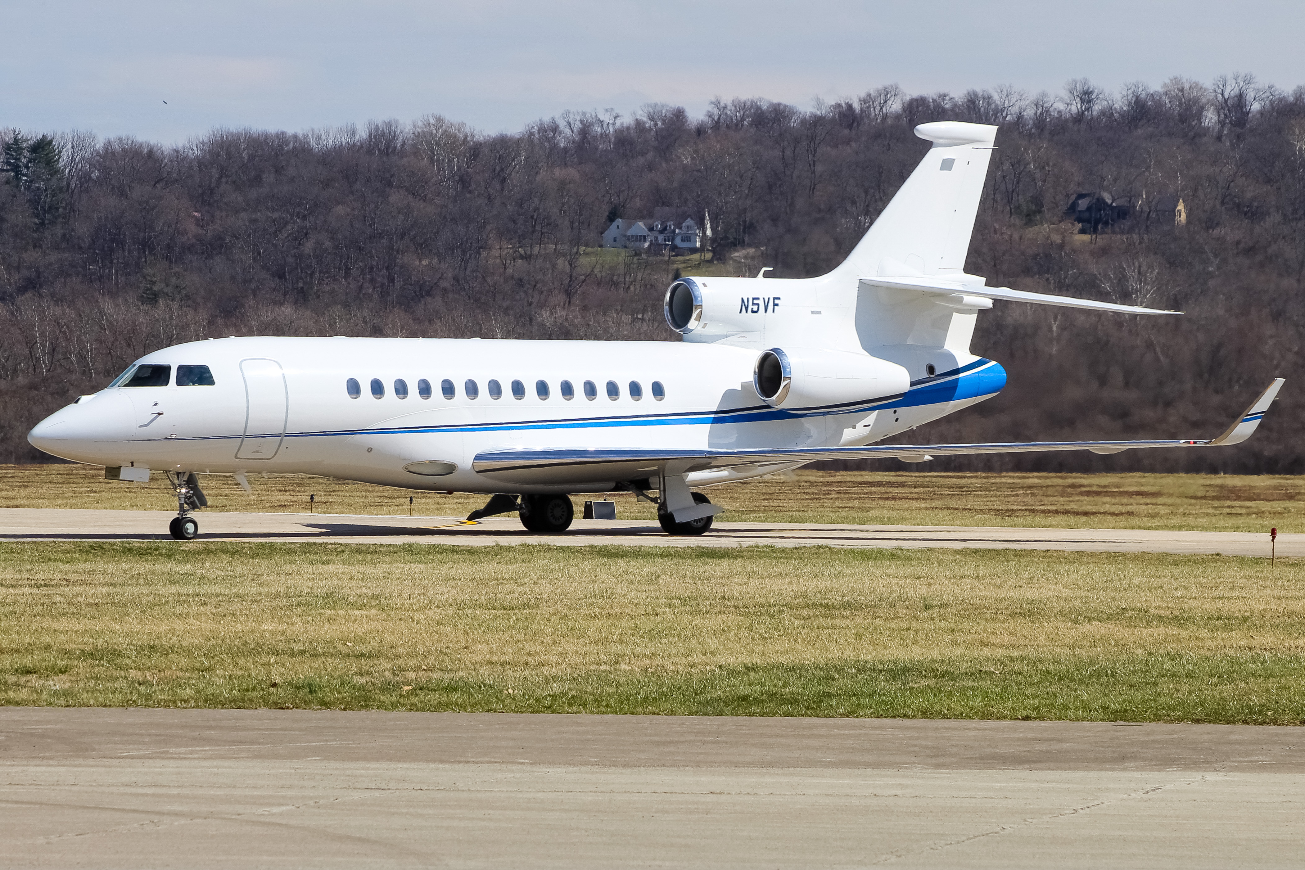 Full size: PRIVATE  Dassault Falcon 7X N5VF at Cincinnati Municipal Airport/Lunken Field