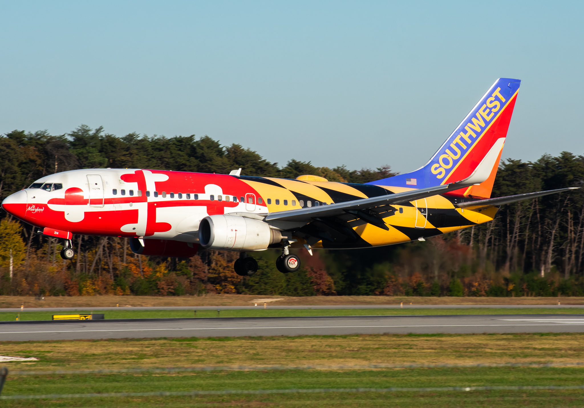 Full size: Southwest Airlines Boeing 737-700 N214WN at Baltimore/Washington International Thurgood Marshall Airport