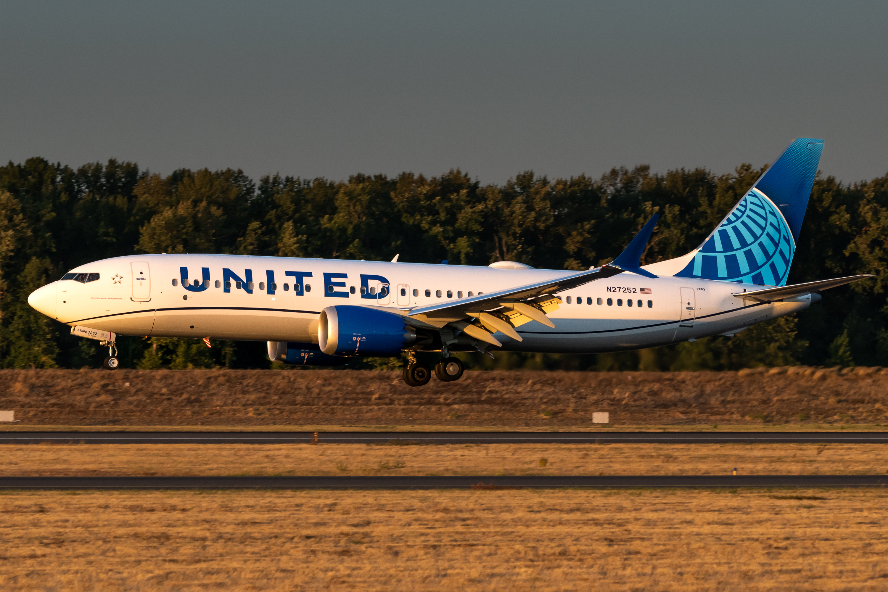Full size: United Airlines Boeing 737 MAX 8 N27252 at Portland International Airport