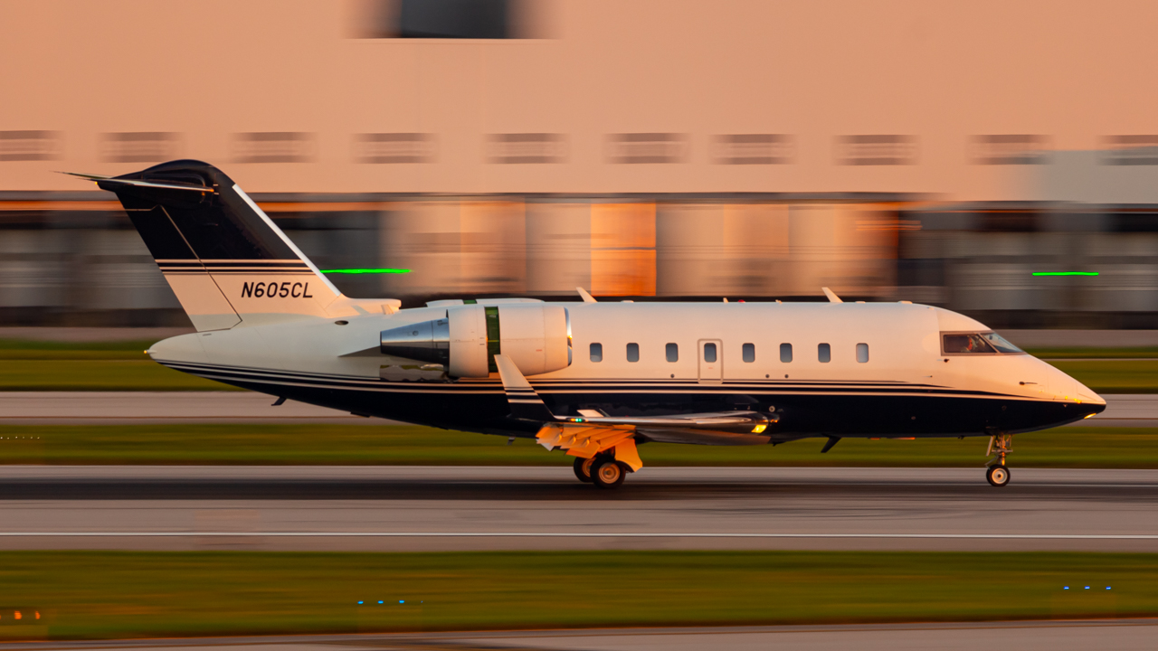 Full size: PRIVATE Bombardier Challenger 605 N605CL at John Glenn Columbus International Airport