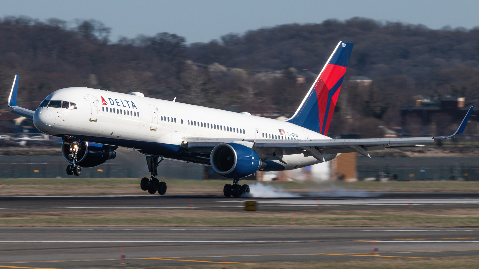 Full size: Delta Airlines B757-200 N710TW at Ronald Reagan National Airport