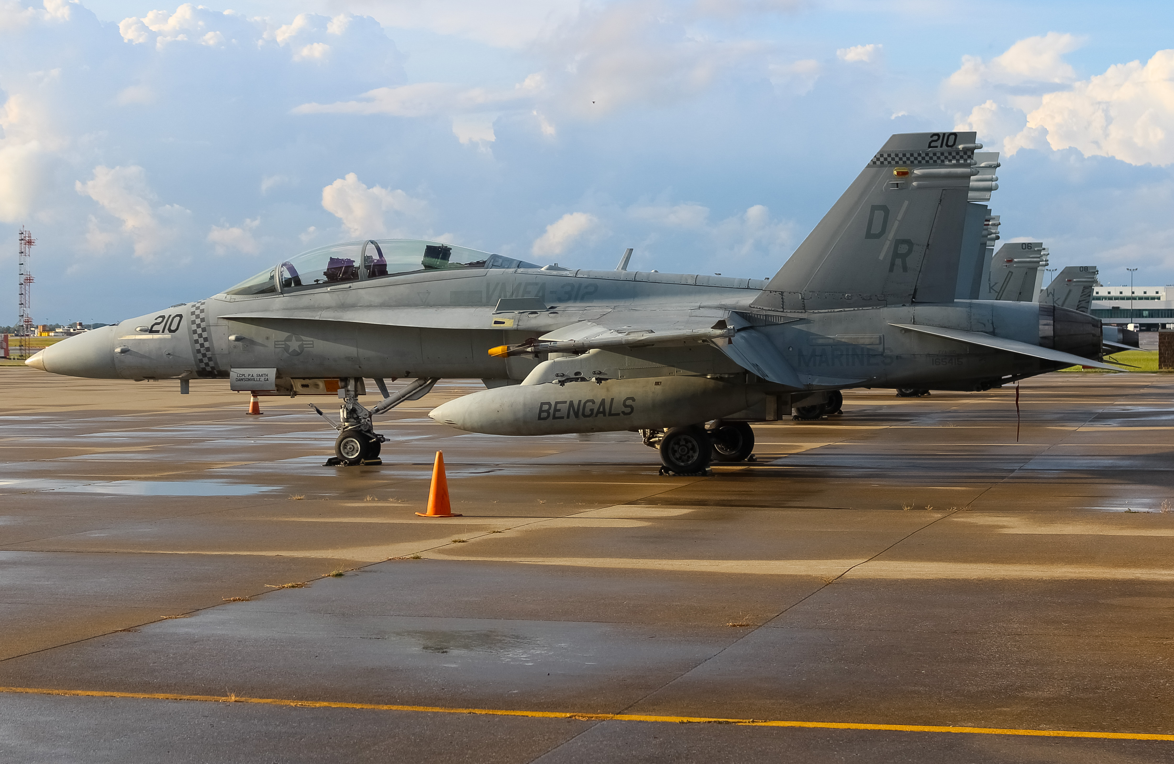 Full size: USMC - United States Marine Corp Boeing F/A-18E/F Super Hornet 165415 at Cincinnati/Northern Kentucky International Airport