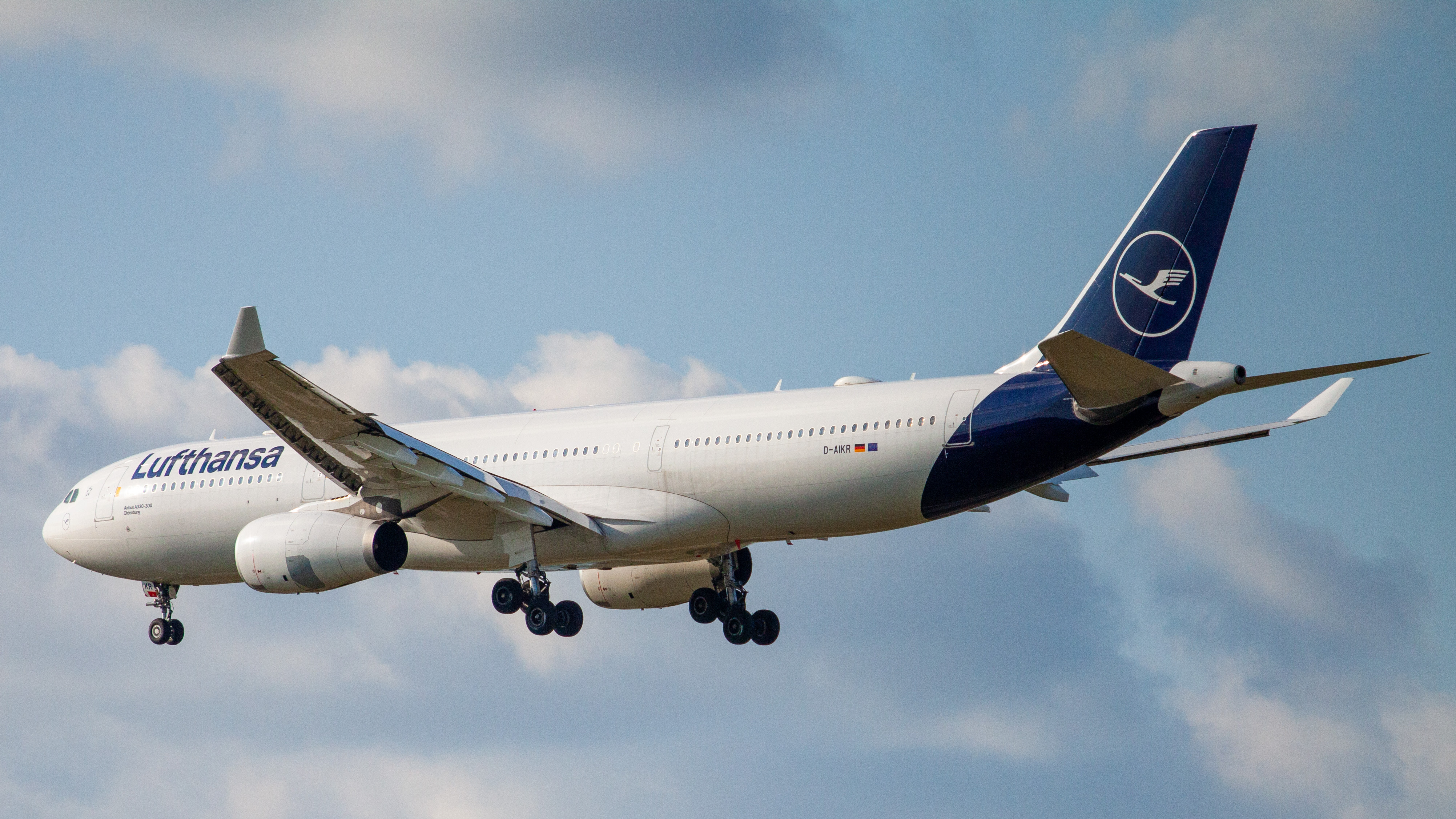 Full size: Lufthansa Airbus A330-300 D-AIKR at Houston-George Bush Intercontinental Airport