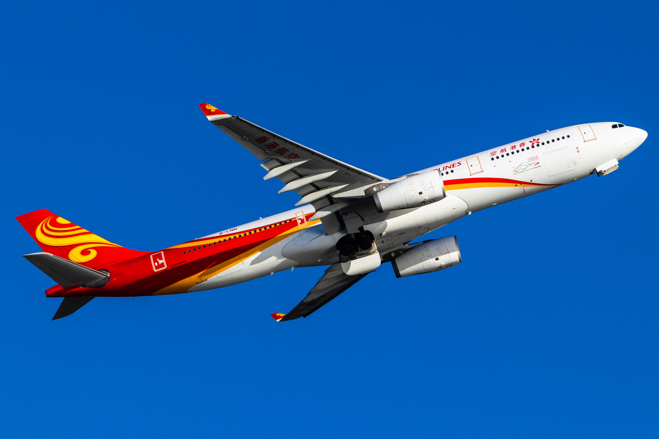Full size: Hong Kong Airlines Airbus A330-300 B-LNN at Hong Kong International Airport