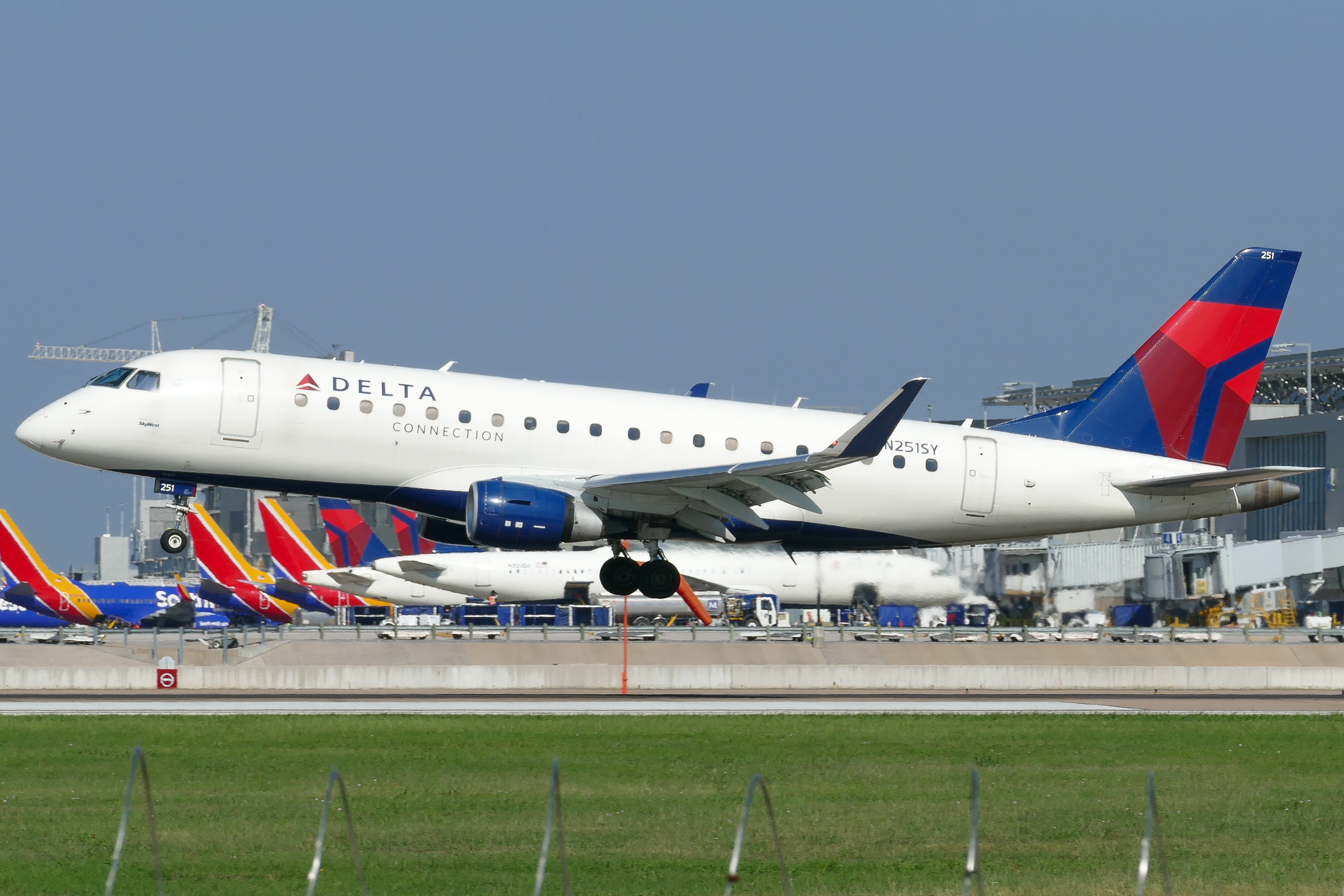 Full size: Delta Connection Embraer E175 N251SY at Austin-Bergstrom International Airport