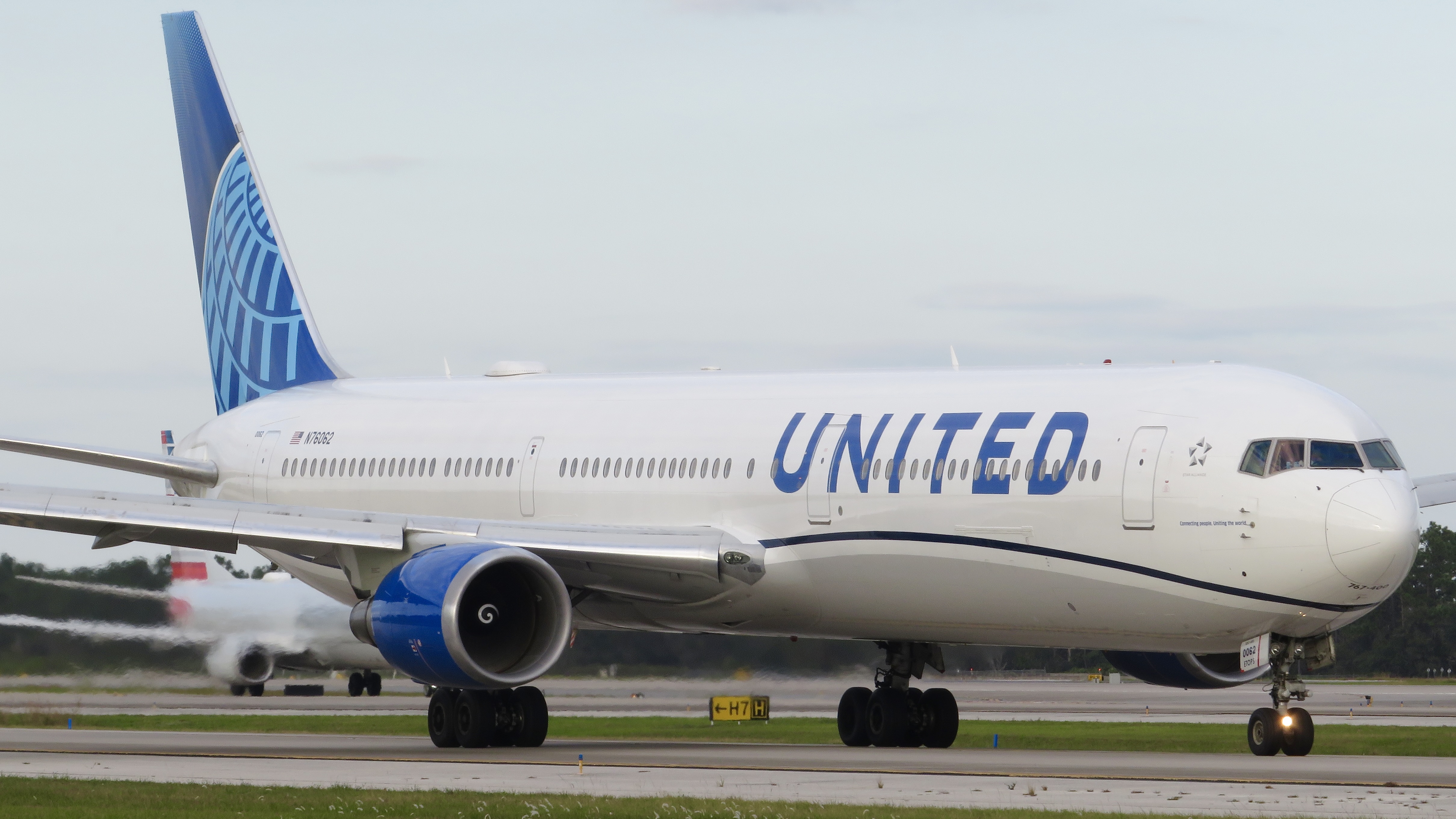 Full size: United Airlines Boeing 767-400ER N76062 at Orlando International Airport