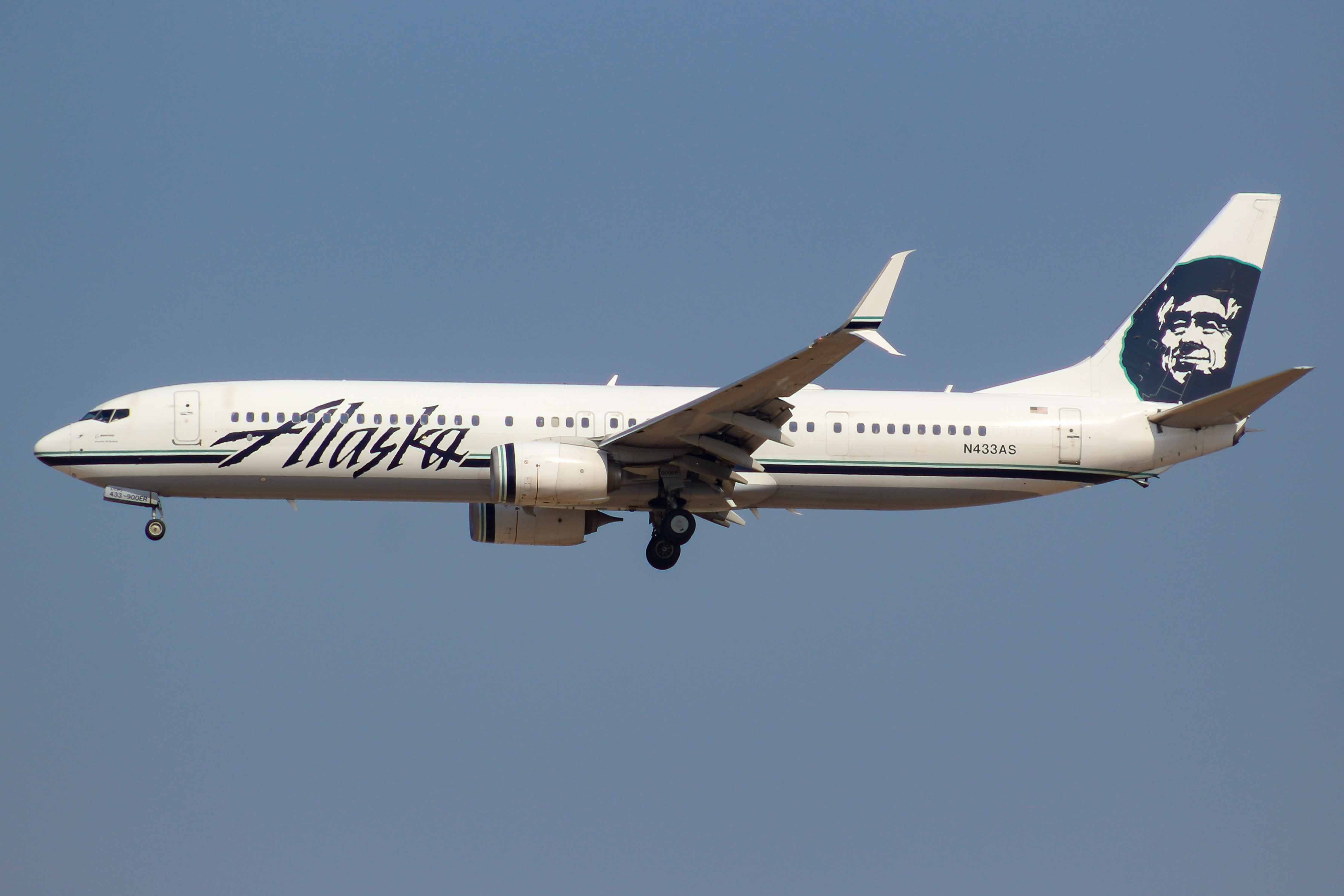 Full size: Alaska Airlines Boeing 737-900ER N433AS at Boise Air Terminal/Gowen Field