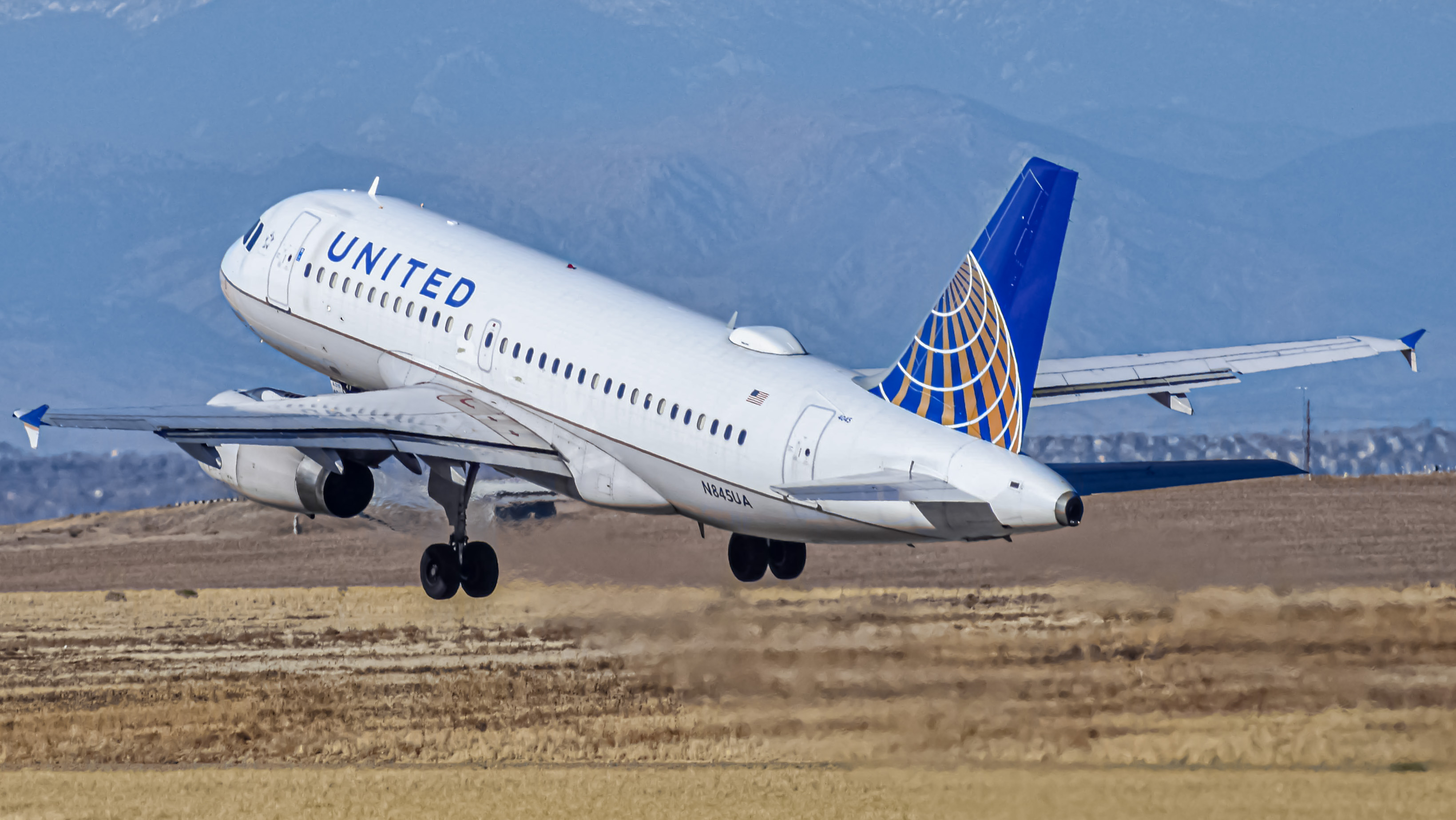 Full size: United Airlines Airbus A319 N845UA at Denver International Airport