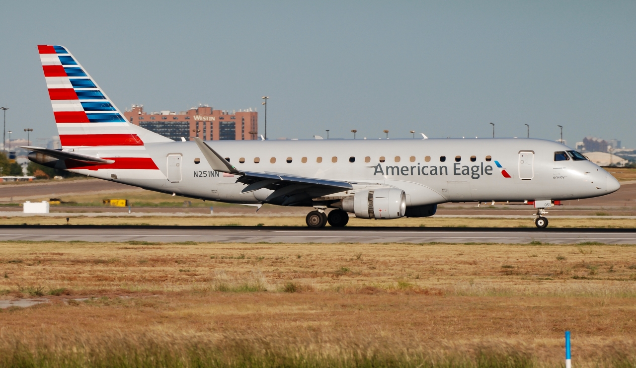Full size: American Eagle Embraer E175 N251NN at Dallas-Fort Worth International Airport