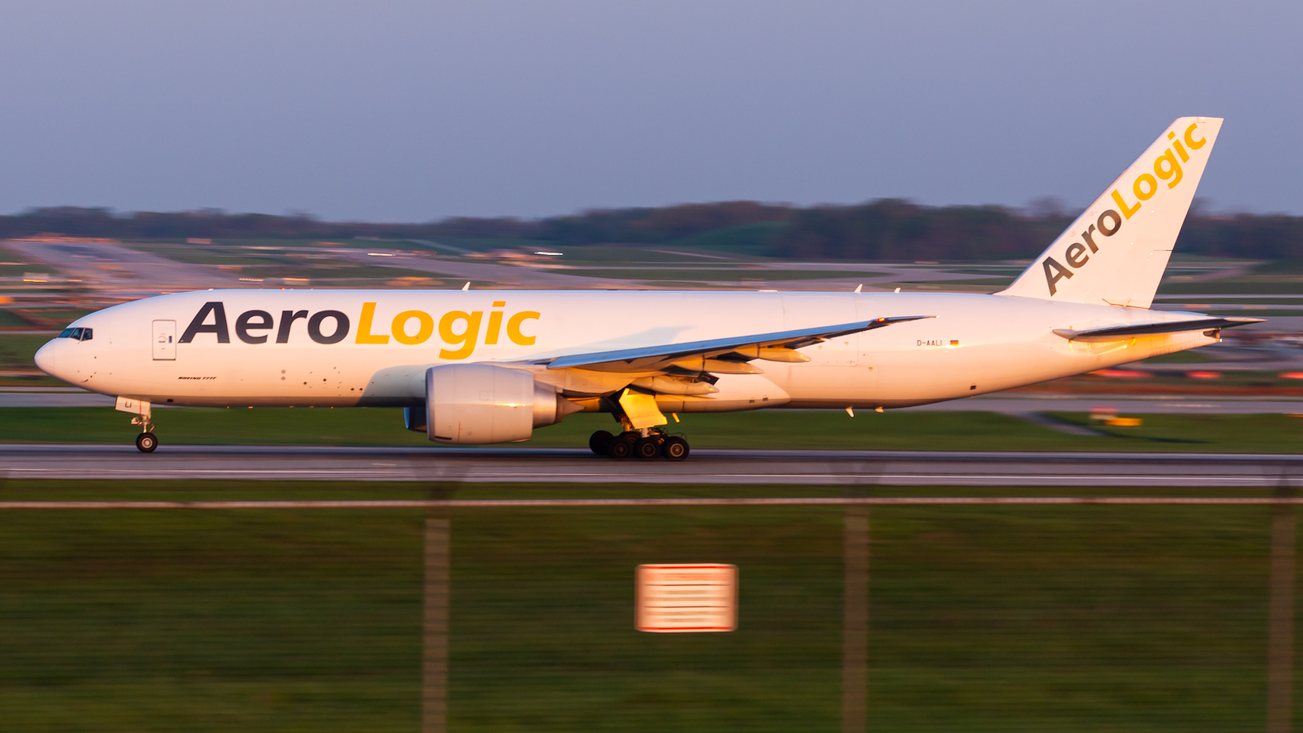 Full size: Aerologic Boeing 777-F D-AALI at Cincinnati/Northern Kentucky International Airport