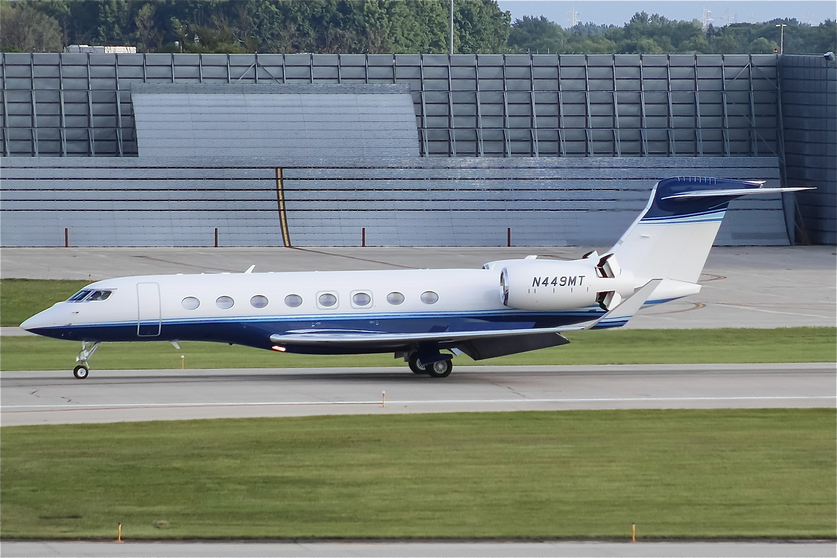 Full size: PRIVATE Gulfstream G650 N449MT at General Mitchell International Airport