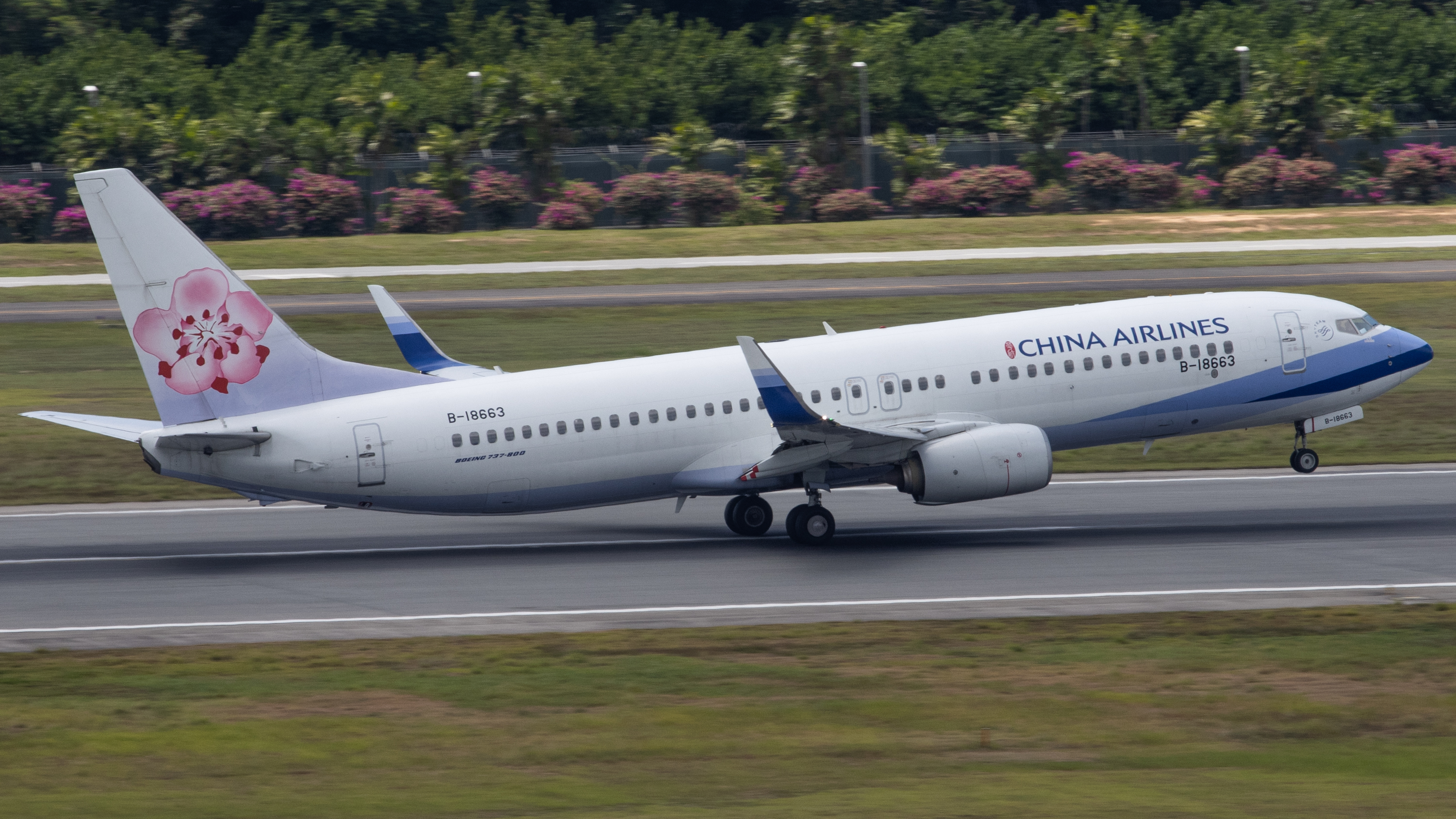 Full size: China Airlines Boeing 737-800 B-18663 at Singapore-Changi Airport