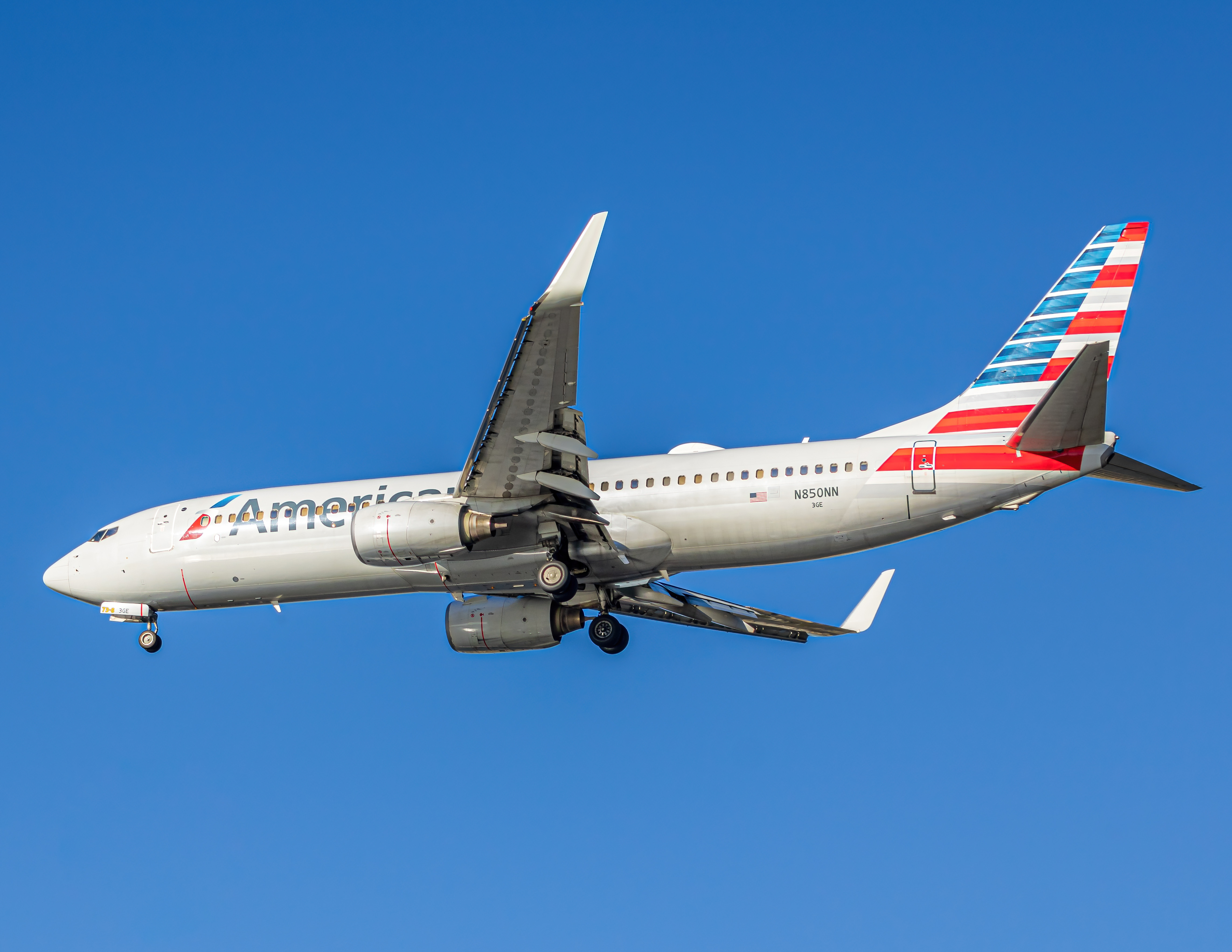 Full size: American Airlines Boeing 737-800 N850NN at Miami International Airport