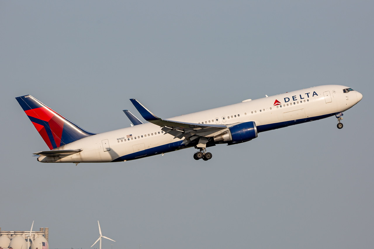 Full size: Delta Airlines Boeing 767-300ER N1602 at General Edward Lawrence Logan International Airport