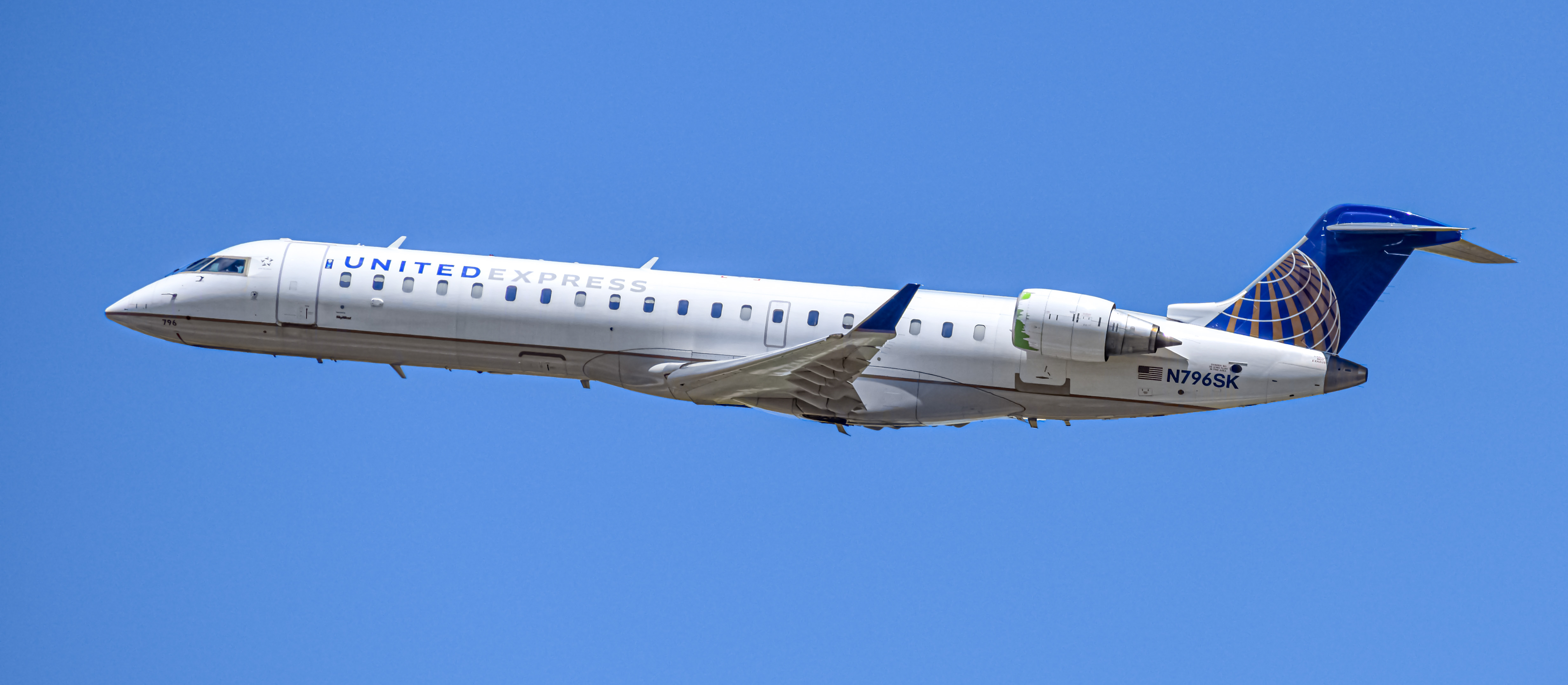Full size: United Express Bombardier CRJ-700 N796SK at Denver International Airport