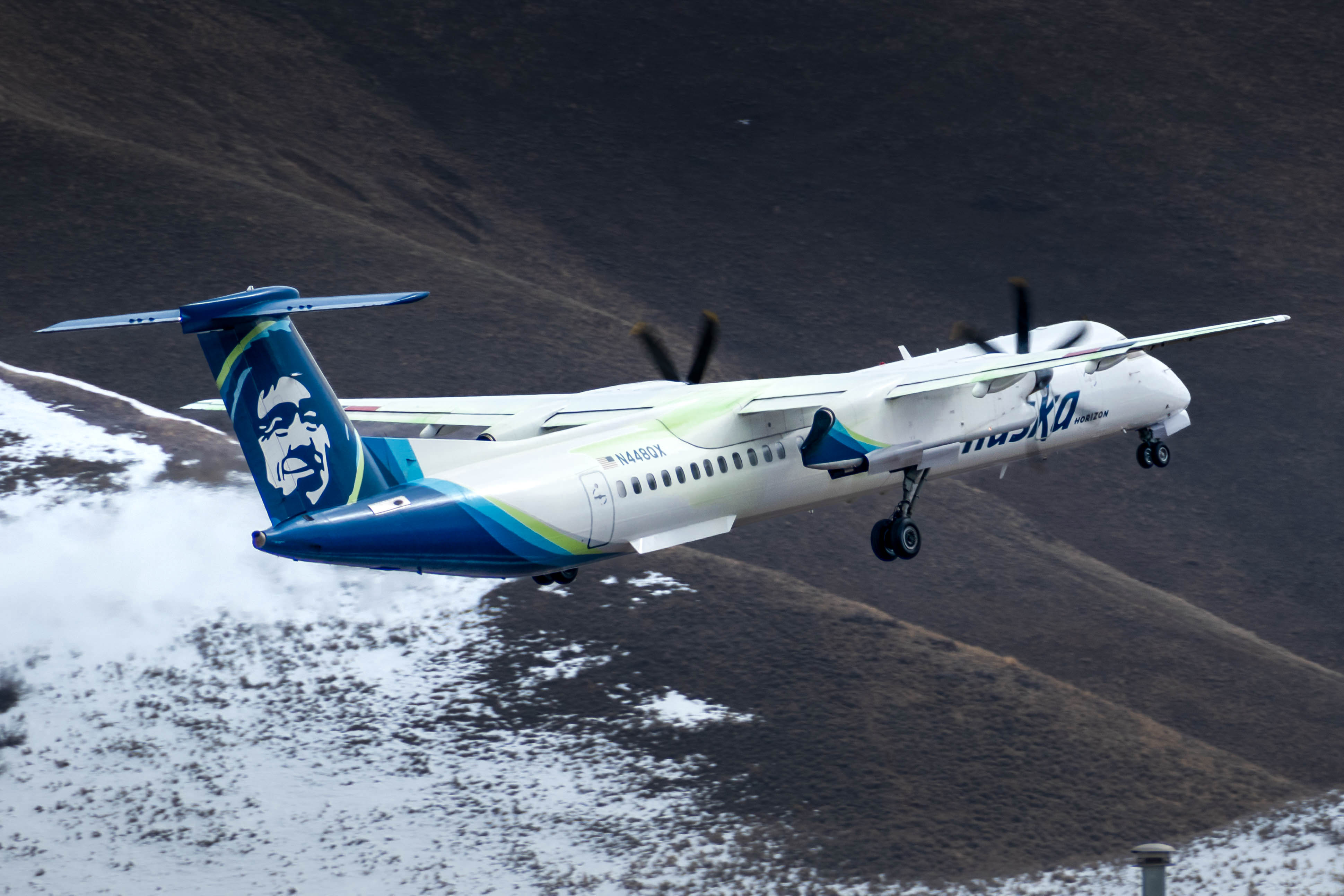 Full size: Alaska Airlines De Havilland DHC-8 N448QX at Hailey Friedman Memorial Airport