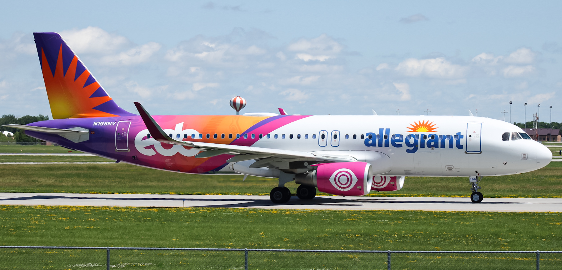 Full size: Allegiant Air Airbus A320 N198NV at Hector International Airport