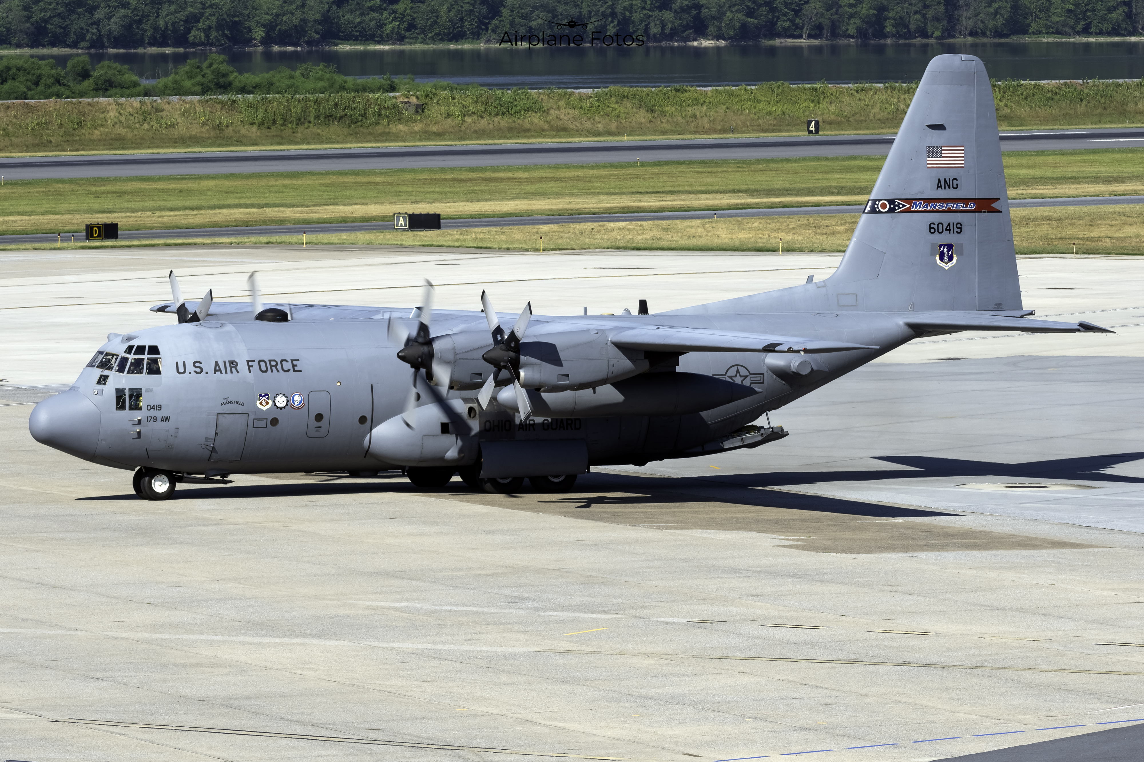 Full size: USAF - United States Air Force Lockheed C130H Hercules  86-0419 at Harrisburg International Airport