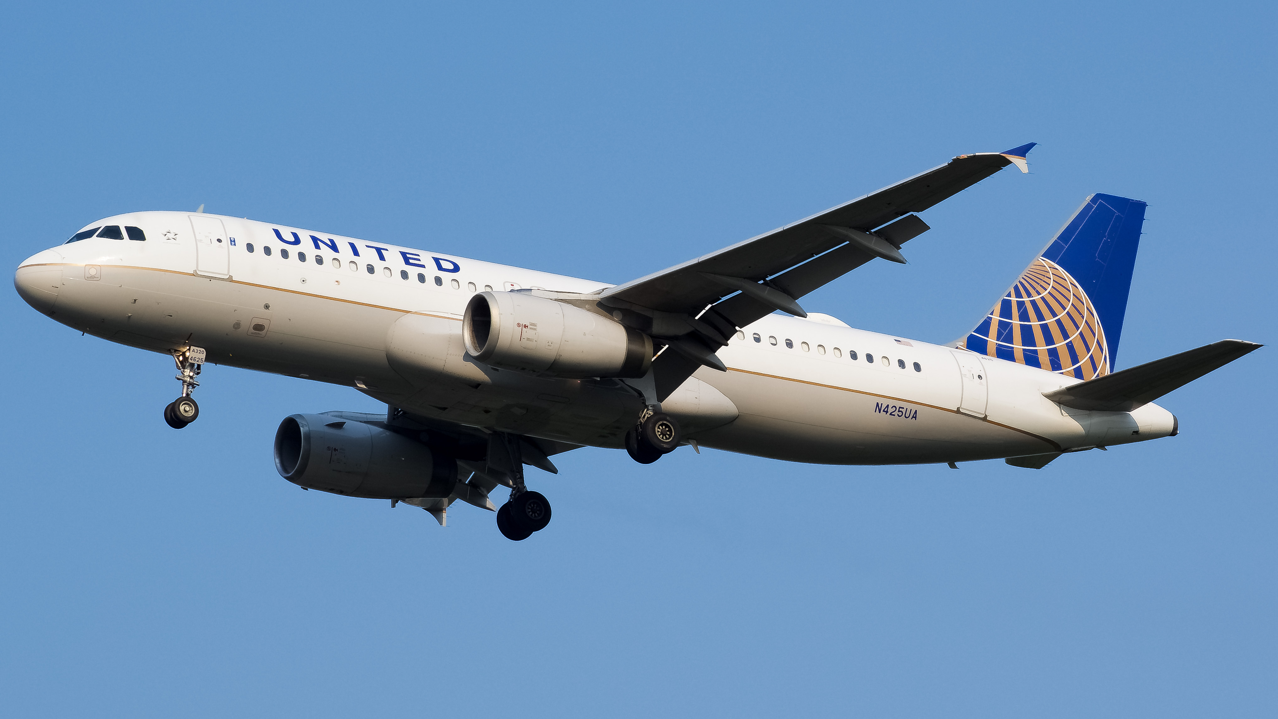 Full size: United Airlines Airbus A320 N425UA at Washington Dulles International Airport
