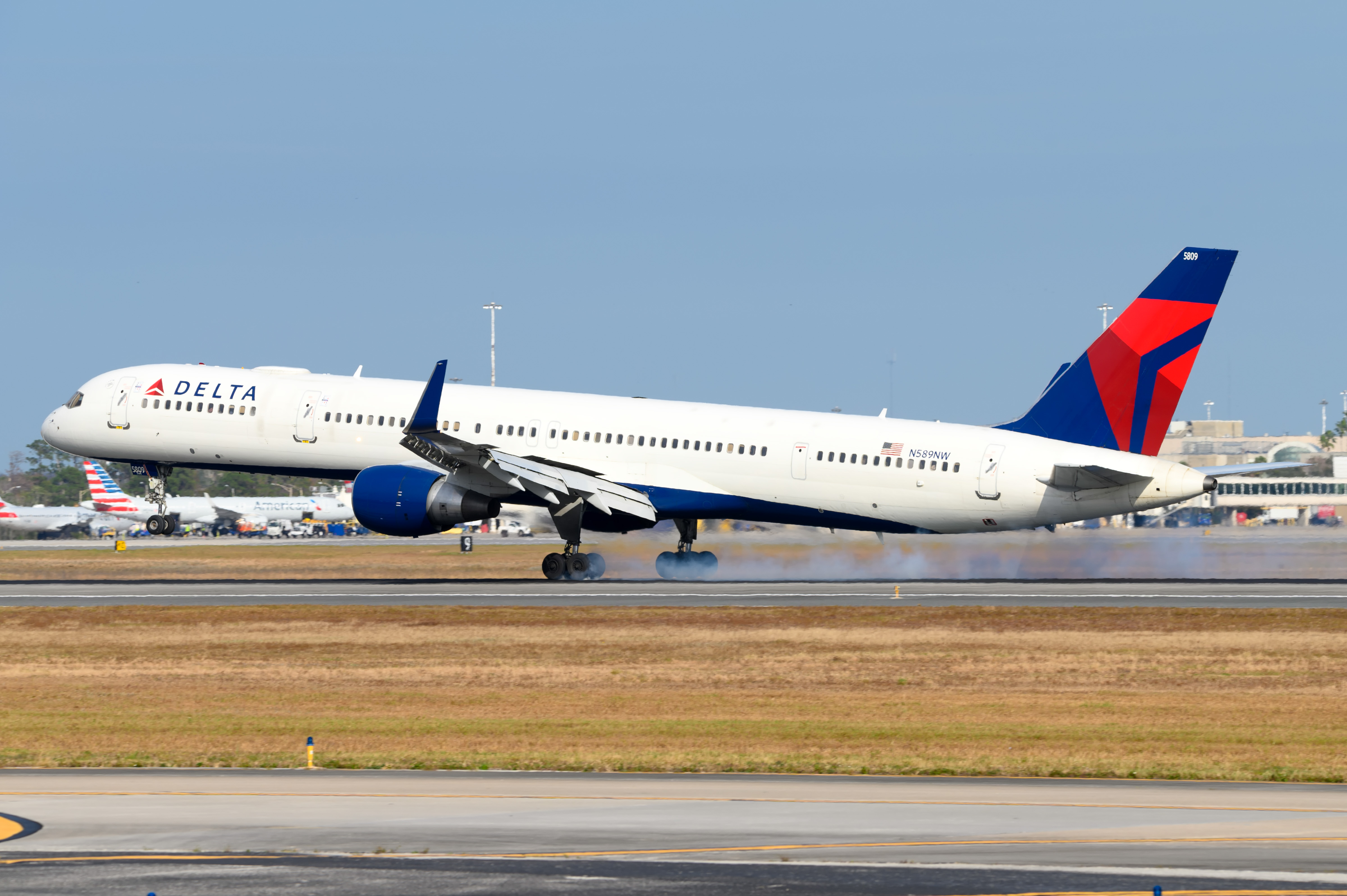 Full size: Delta Airlines Boeing 757-300 N589NW at Orlando International Airport
