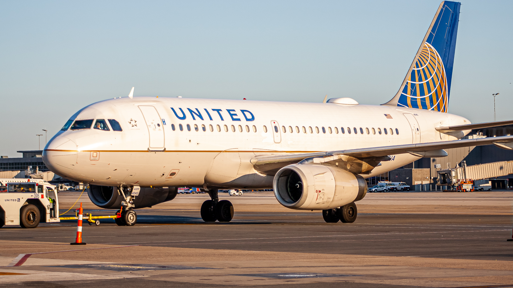 Full size: United Airlines Airbus A319 N845UA at Washington Dulles International Airport