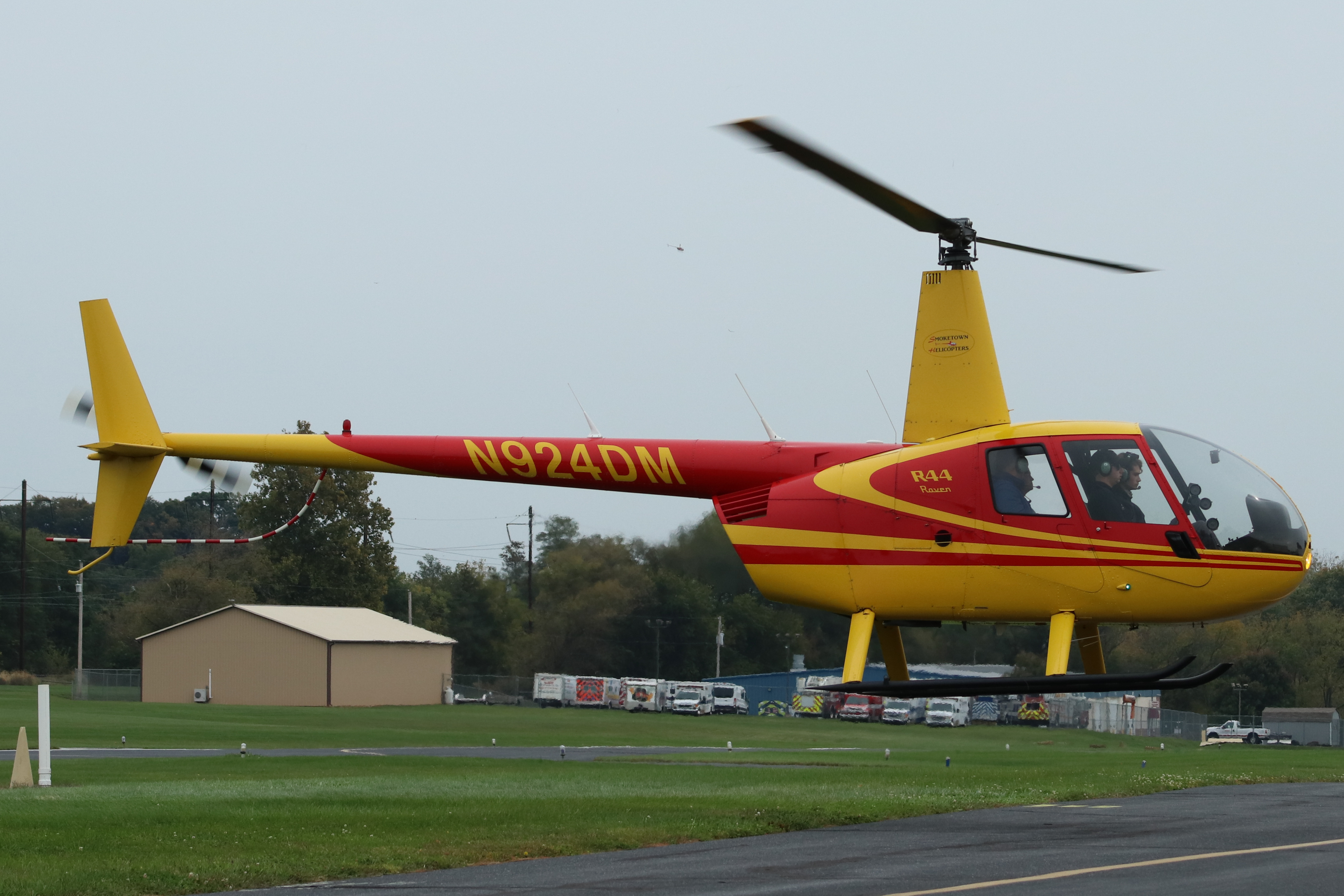Full size: PRIVATE Robinson R44 N924DM at Smoketown Airport