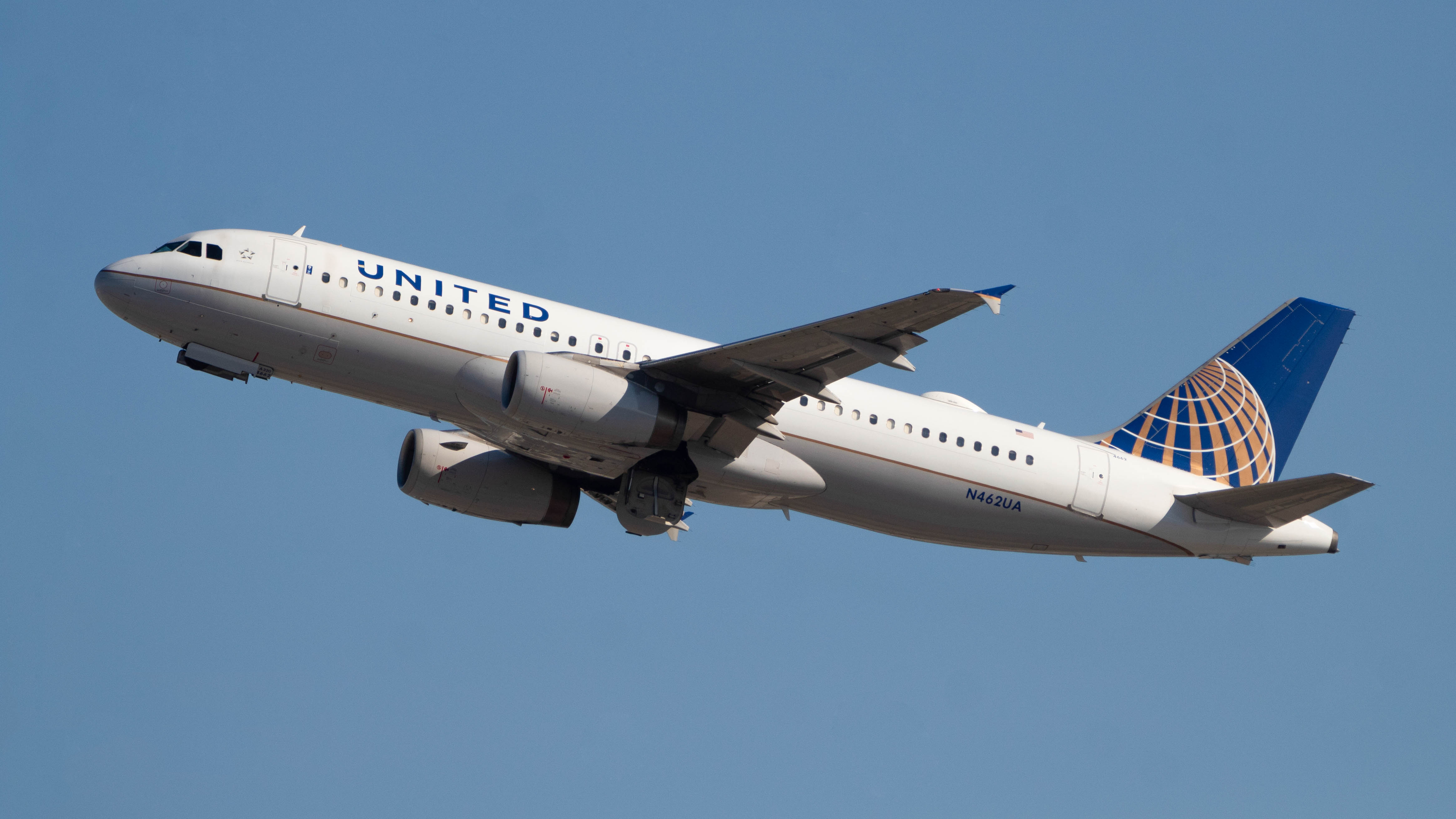 Full size: United Airlines Airbus A320 N462UA at Los Angeles International Airport