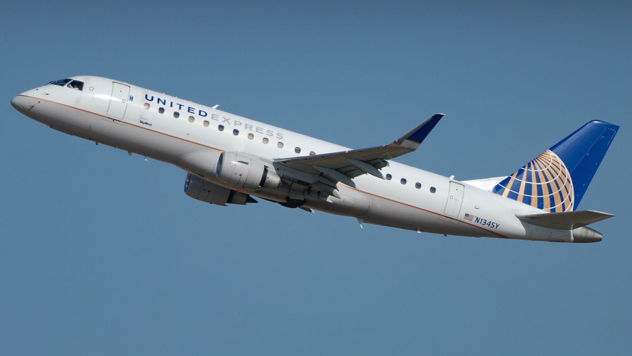 Full size: United Airlines Embraer E175 N134SY at Will Rogers World Airport