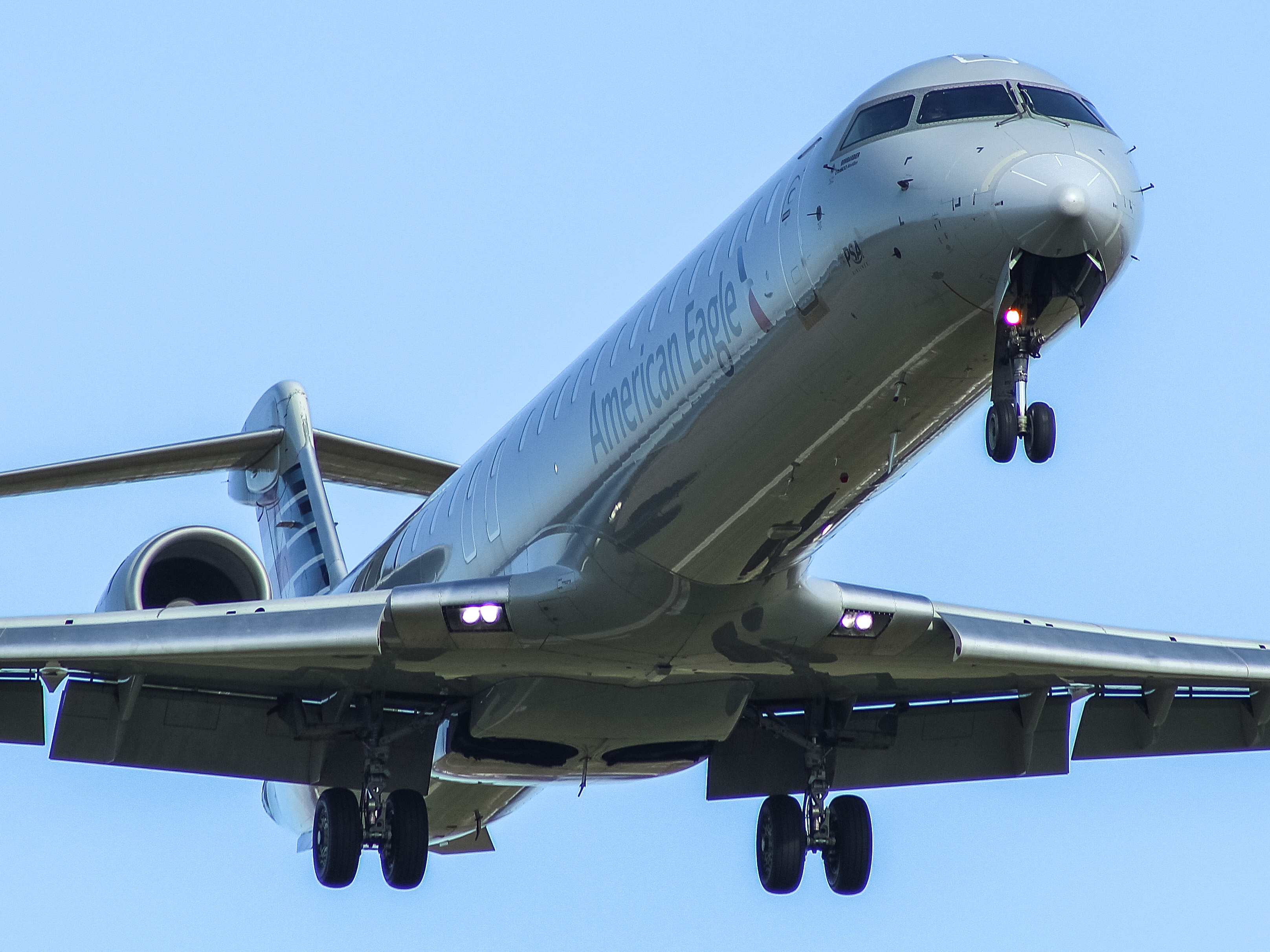 Full size: American Eagle Mitsubishi CRJ-900 N557NN at General Mitchell International Airport