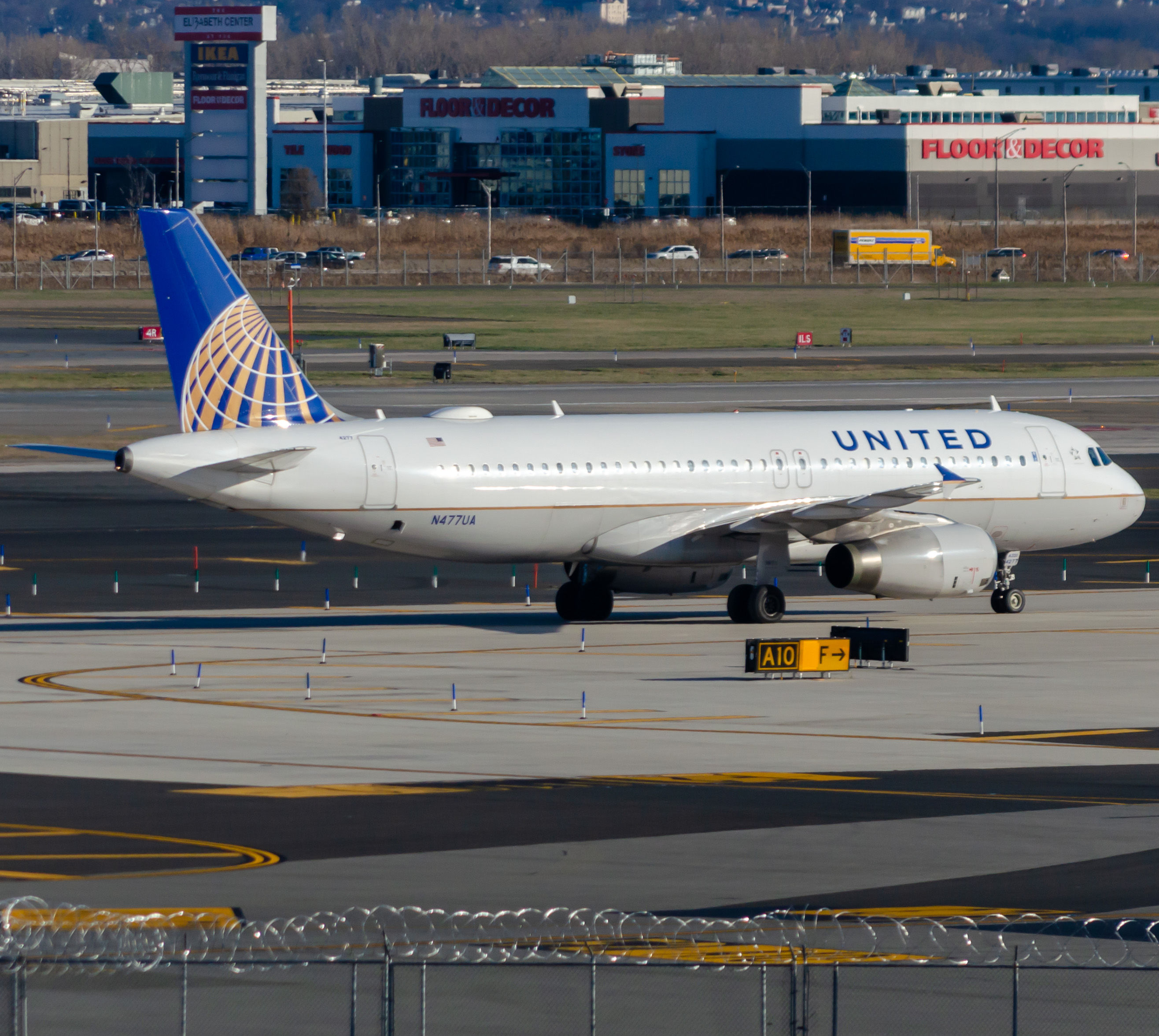 Full size: United Airlines Airbus A320 N477UA at Newark Liberty International Airport