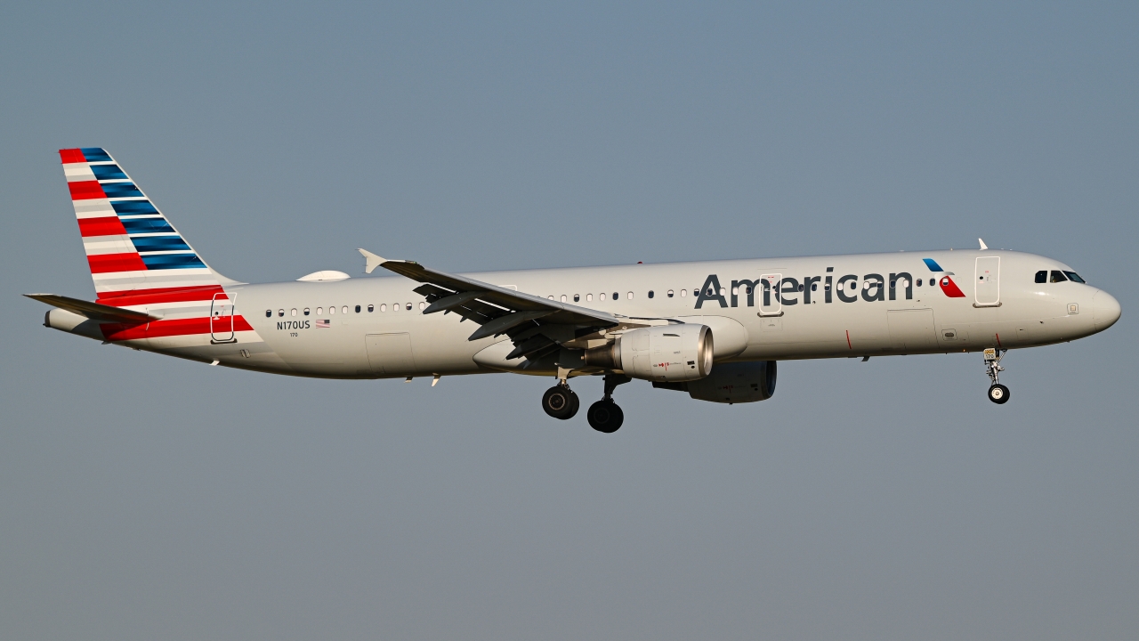 Full size: American Airlines Airbus A321-200 N170US at Dallas-Fort Worth International Airport
