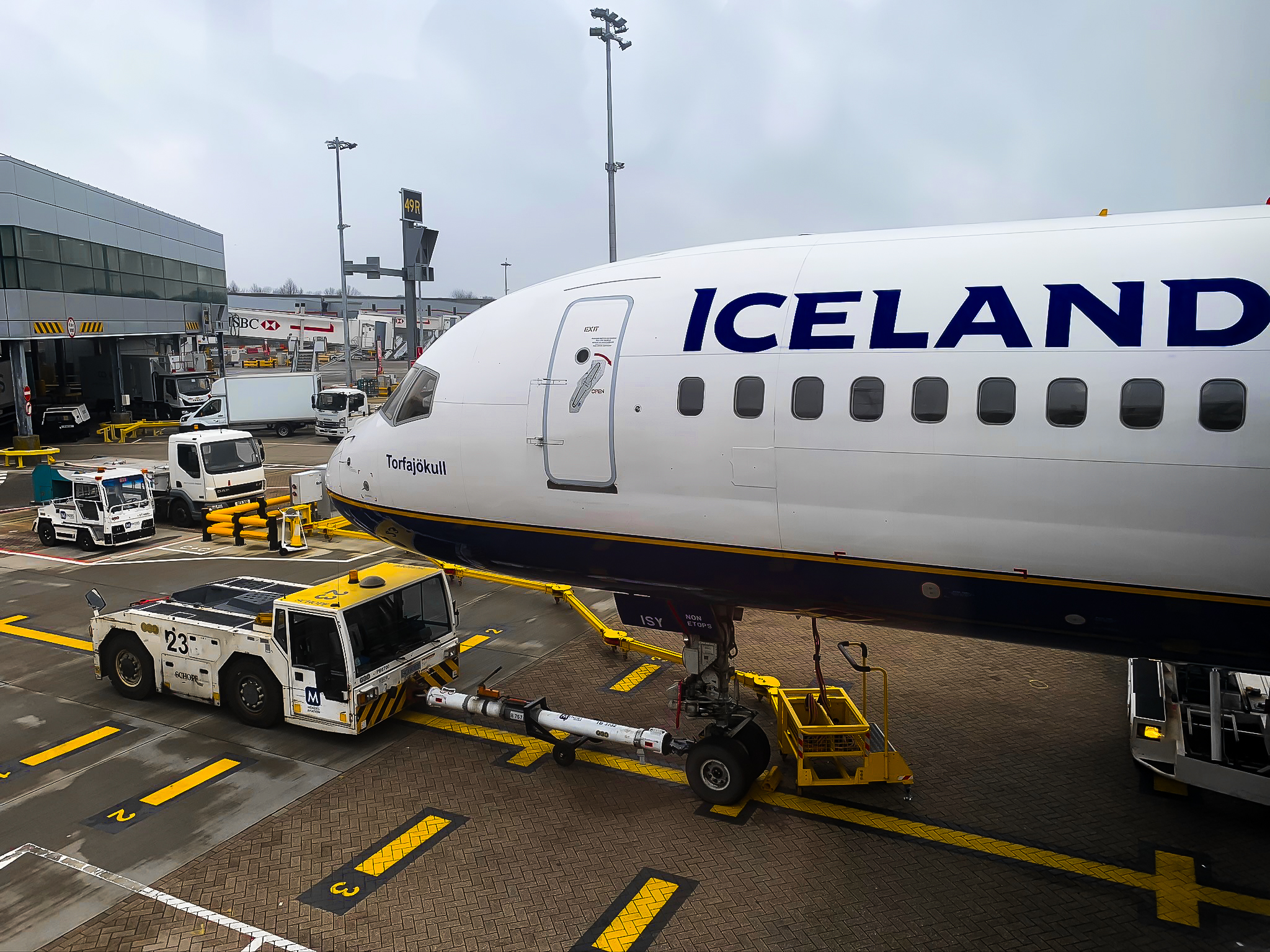 Full size: Icelandair Boeing 757-200 TF-ISY at London Gatwick Airport