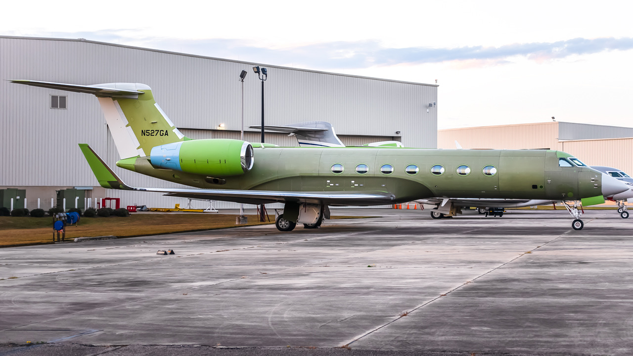Full size: Gulfstream Aerospace  Gulfstream G550 N527GA  at Savannah/Hilton Head International Airport