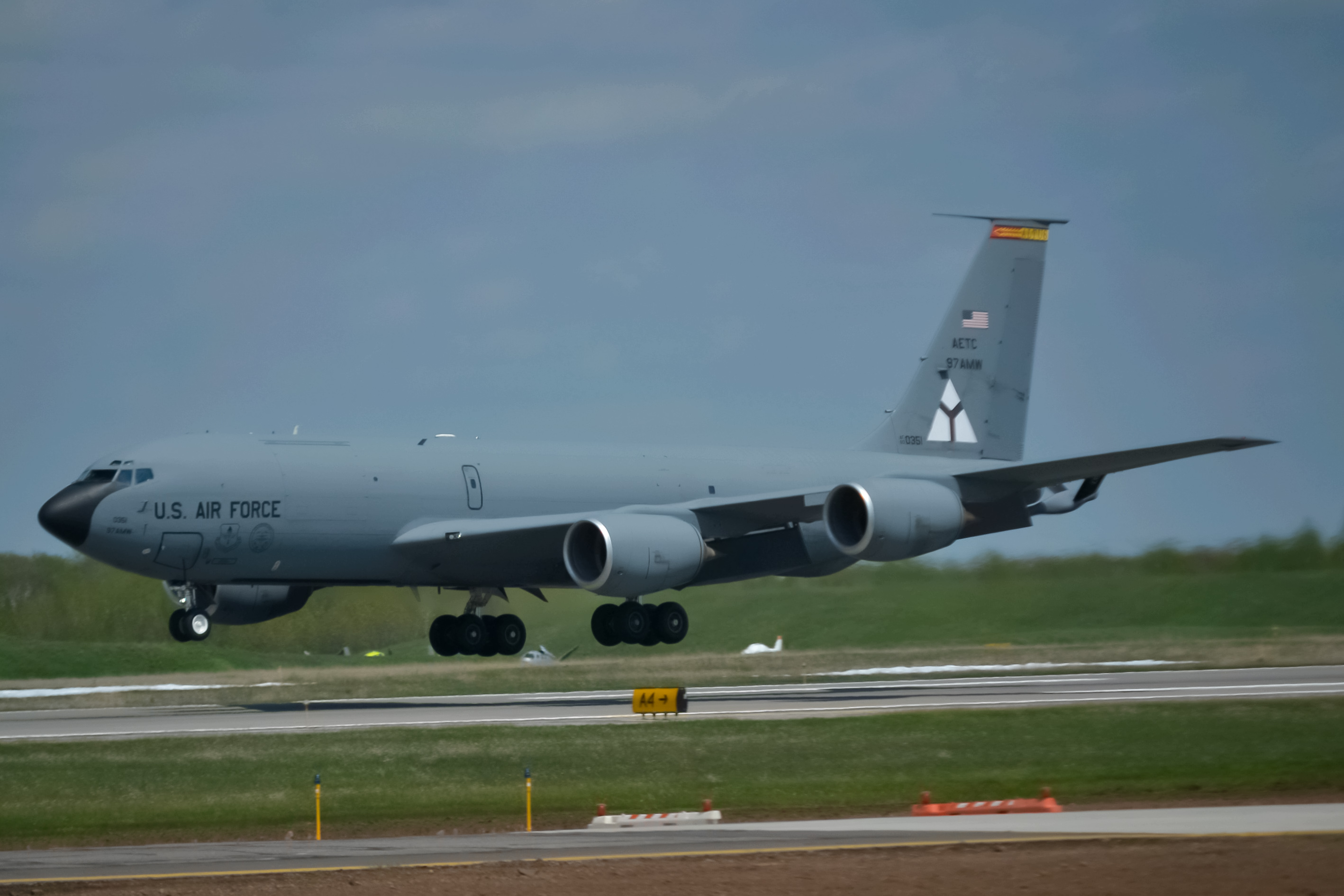 Full size: USAF - United States Air Force Boeing KC-135 Stratotanker 62-3569 at Duluth International Airport