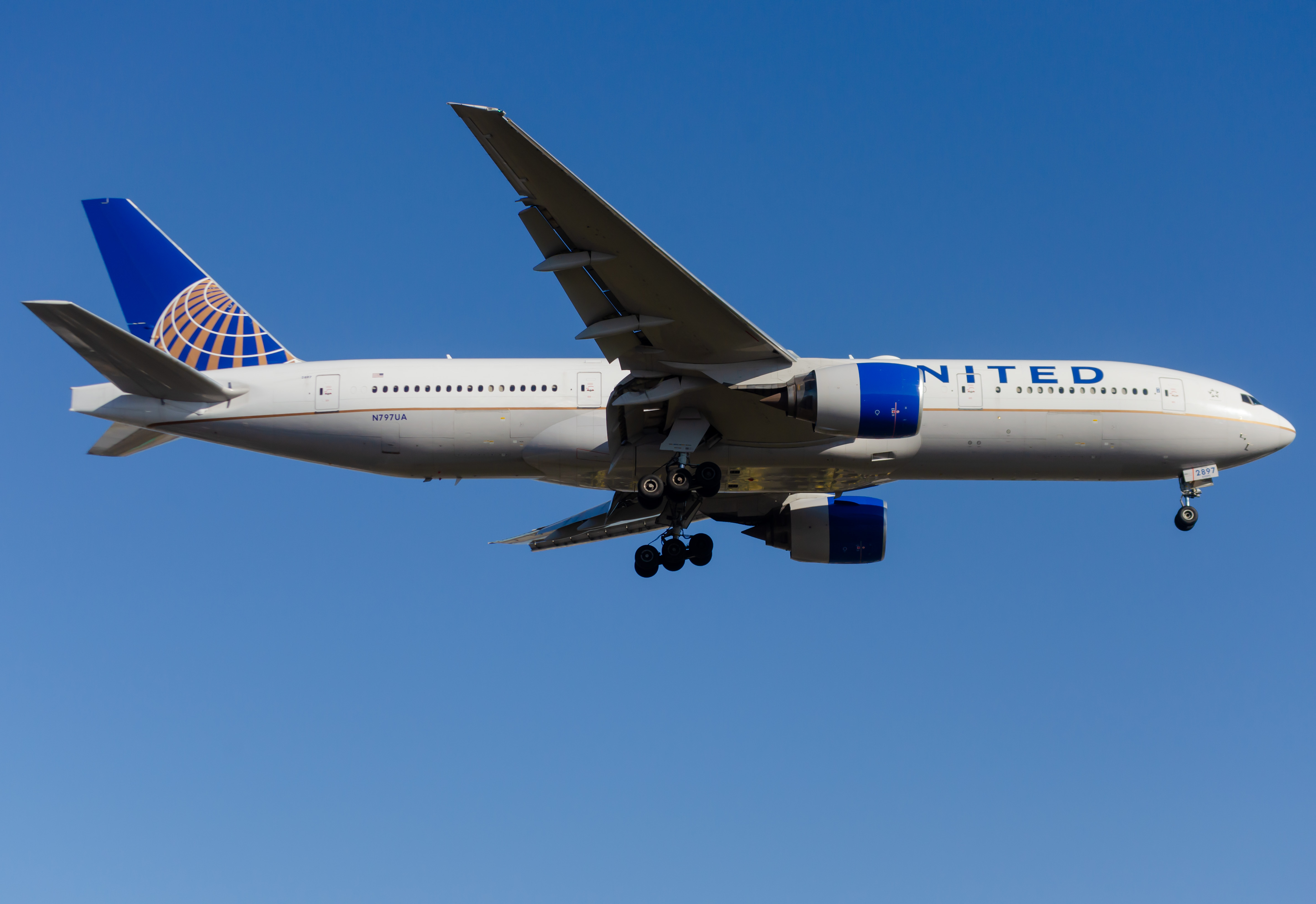 Full size: United Airlines Boeing 777-200ER N797UA at Newark Liberty International Airport