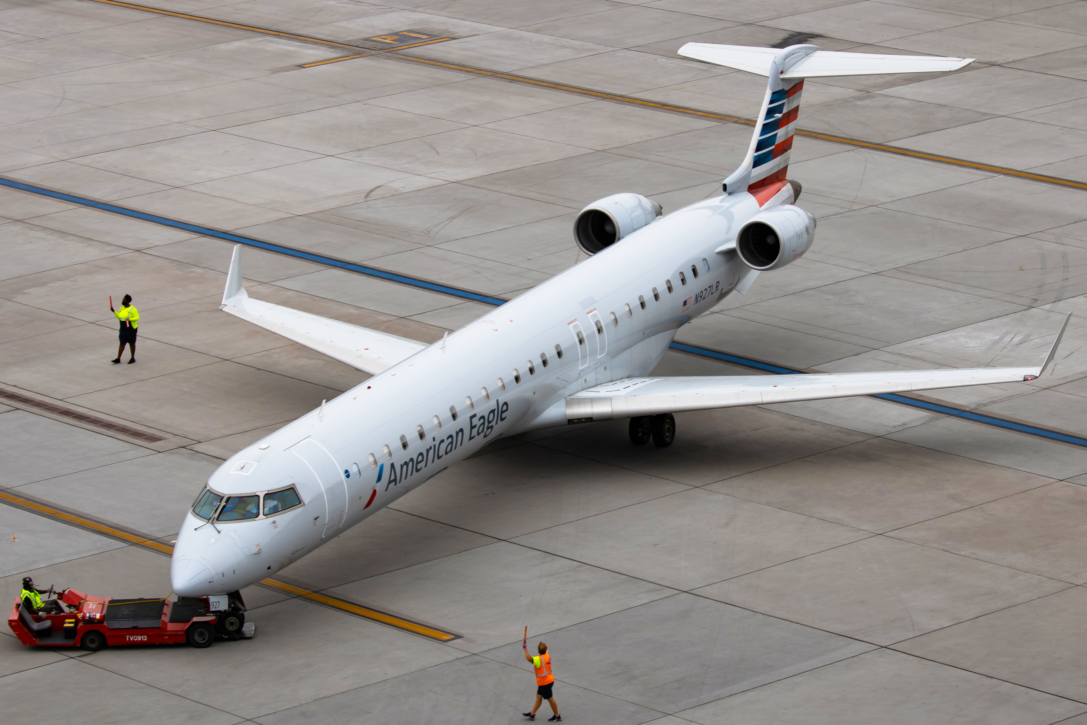 Full size: American Eagle Mitsubishi CRJ-700ER N927LR at Phoenix Sky Harbor International Airport