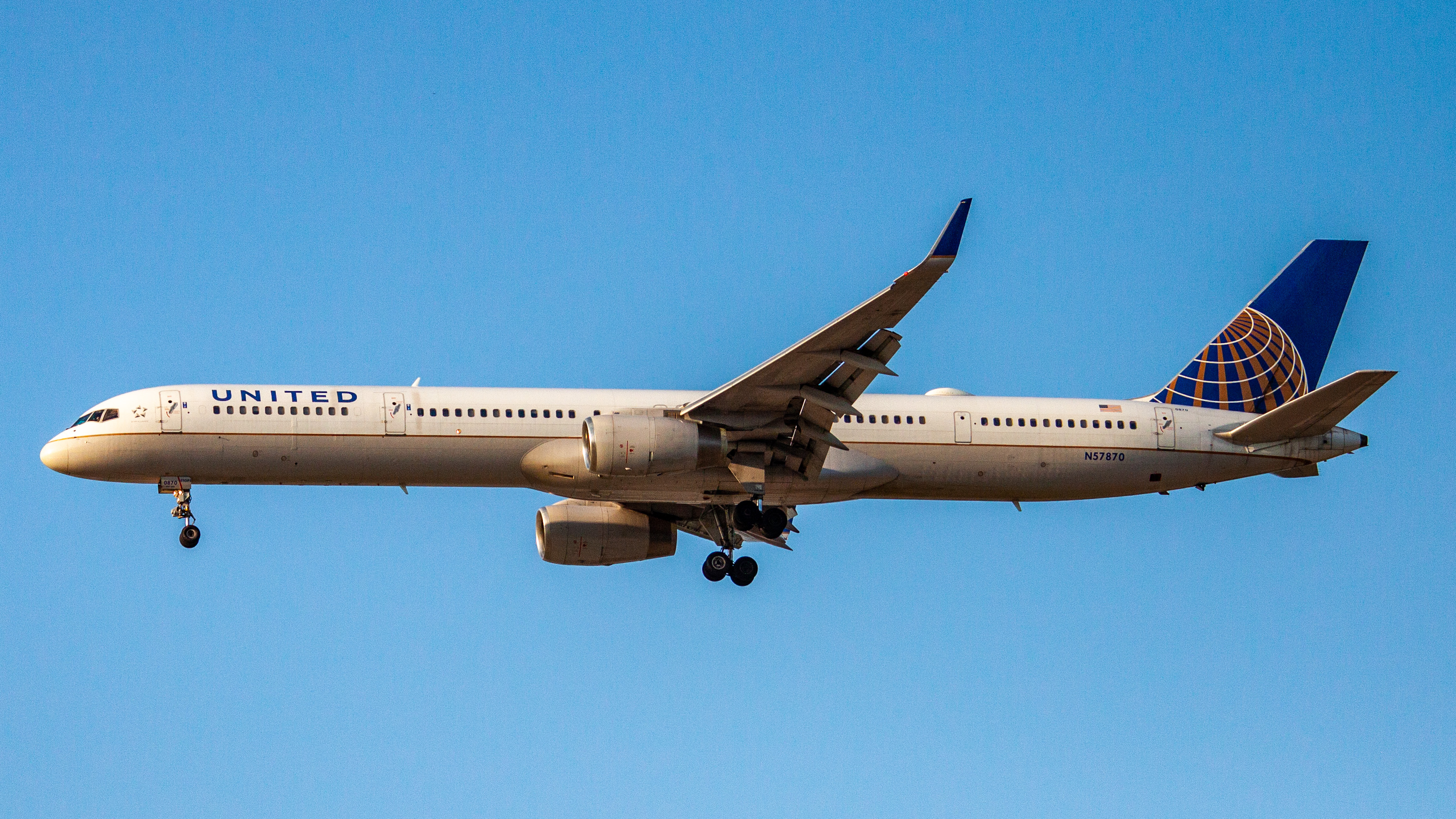 Full size: United Airlines Boeing 757-300 N57870 at Houston-George Bush Intercontinental Airport