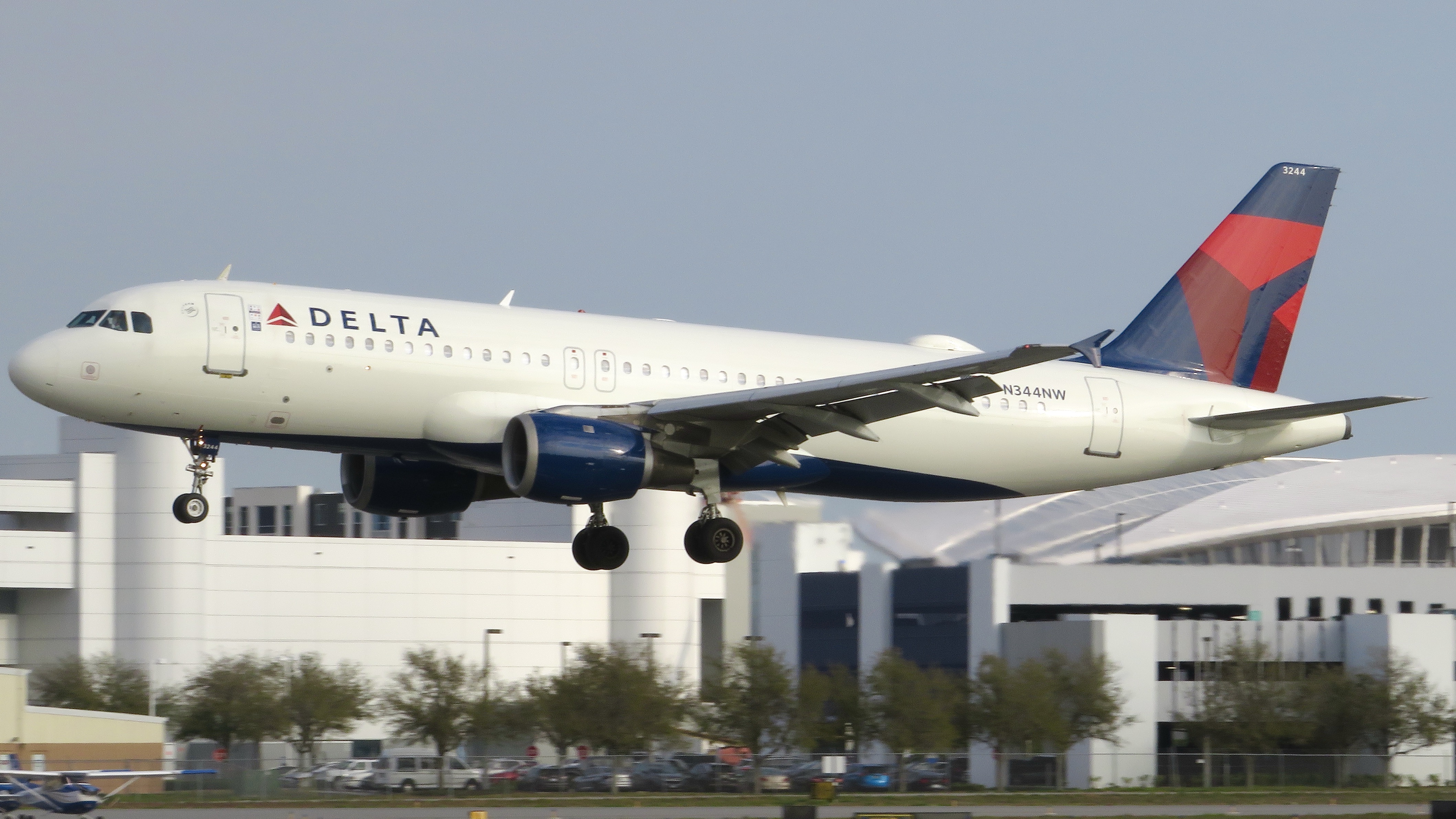 Full size: Delta Airlines Airbus A320 N344NW at Daytona Beach International Airport